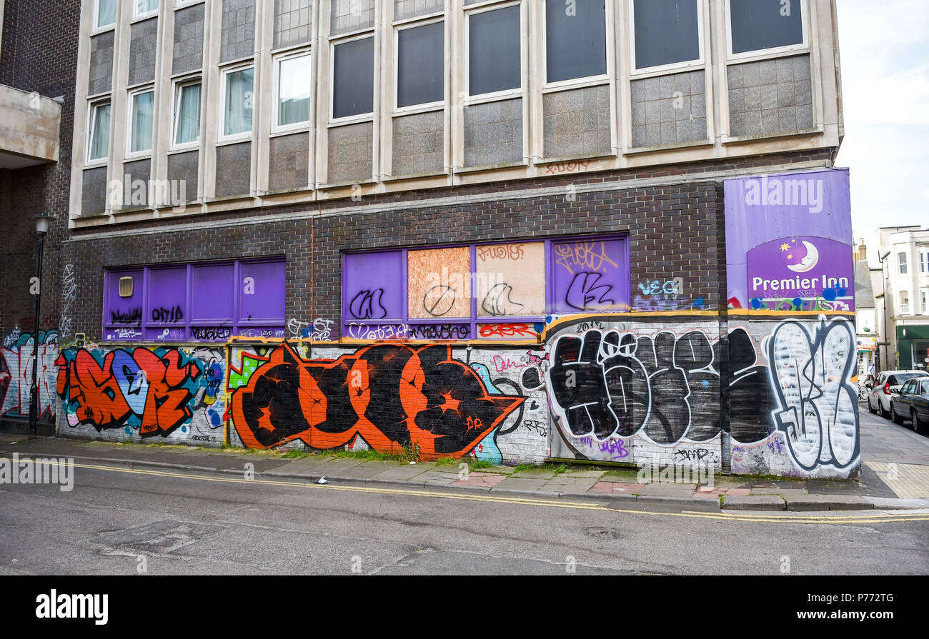 Graffiti sulle pareti del Premier Inn hotel al retro del North Street Brighton Foto Stock