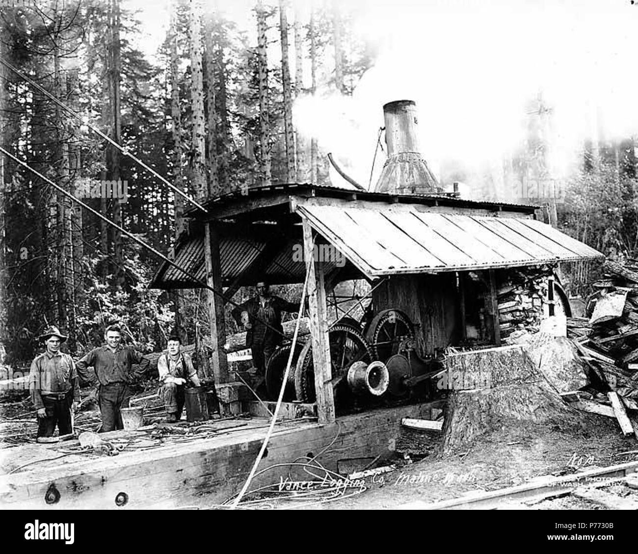 . Inglese: Asino motore ed equipaggio, Vance legname Azienda, vicino Malone, ca. 1916 . Inglese: didascalia sull'immagine: Vance Logging Co., Malone, nello Stato di Washington No. 10 PH Coll 516.4504 il mulino di legname in Malone è stato stabilito prima del 1908 da Joe Vance legname Azienda. È stato venduto a Bordeaux legname Azienda ca. 1922. Malone è una comunità su Moxie Creek quindici miglia a est di Montesano nel sud-est del porto di Gray County. Esso è stato una volta occupato Segheria e mulino di scandole città, ma ora non ha alcun importante industria. Il nome è per Hector J. Malone, che ha stabilito il primo mulino di scandole in 1897. Malone era una città dove t Foto Stock