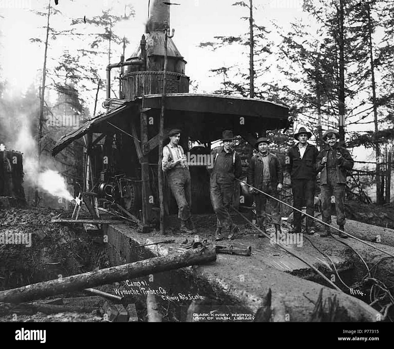. Inglese: Asino motore con equipaggio, camp 1, Wynooche Timber Company, probabilmente in Grays Harbor County, ca. 1921 . Inglese: didascalia sull'immagine: Camp #1, Wynooche Timber Co. C. Kinsey foto, Seattle. No. 14 PH Coll 516.5227 Il Wynooche Timber Company ha iniziato le operazioni di ca. 1913 con sede a Hoquiam e operazioni di registrazione in Montesano. È stato chiamato con il nome di Valle Wynooche nella zona nord-est di Grays Harbor County. Wynooche Timber Company è stato comprato dalla Schafer Fratelli Logging Company ca. 1927. Soggetti (LCTGM): vapore asini--Washington (stato); Logger; log; Wynooche Timber Company--persone--Washingt Foto Stock