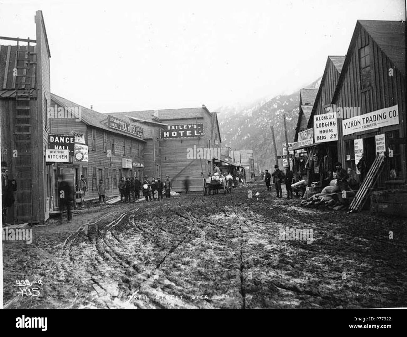 . Inglese: Dyea, Alaska, ca. 1898. Inglese: mostra la Yukon Trading Co., Klondike Lodging House, alimentazione Yukon Co. a destra; New York cucina, Dyea Hotel e Bailey's Hotel a sinistra . Didascalia sulla immagine: "Trail Street, Dyea" Immagine originale in Hegg Album 1, pagina 2 . Fotografia originale da Eric A. Hegg 52; copiati da Webster e Stevens 432.A . Klondike Gold Rush. Soggetti (LCTGM): strade--Alaska--Dyea; ristoranti--Alaska--Dyea; Hotels -- Alaska--Dyea; Yukon Trading Company; quartieri degli affari -- Alaska--Dyea; carrelli e carri--Alaska--Dyea soggetti (LCSH): New York cucina (Dyea, Alaska); Dyea Hotel (Dy Foto Stock