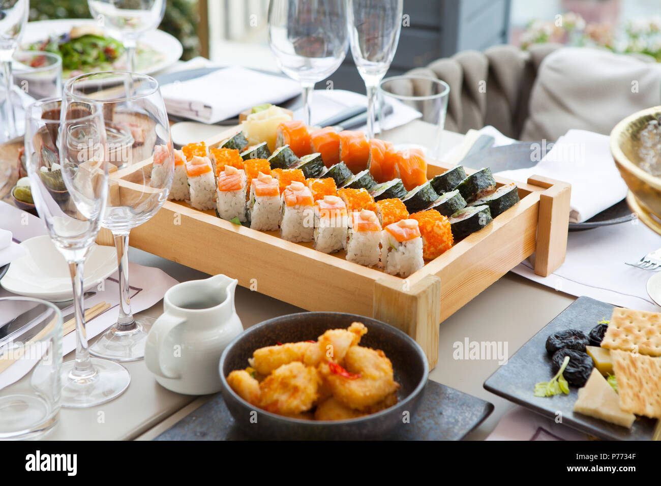 Sashimi assortita di sei tipi di pesce su una tavola di legno Foto Stock