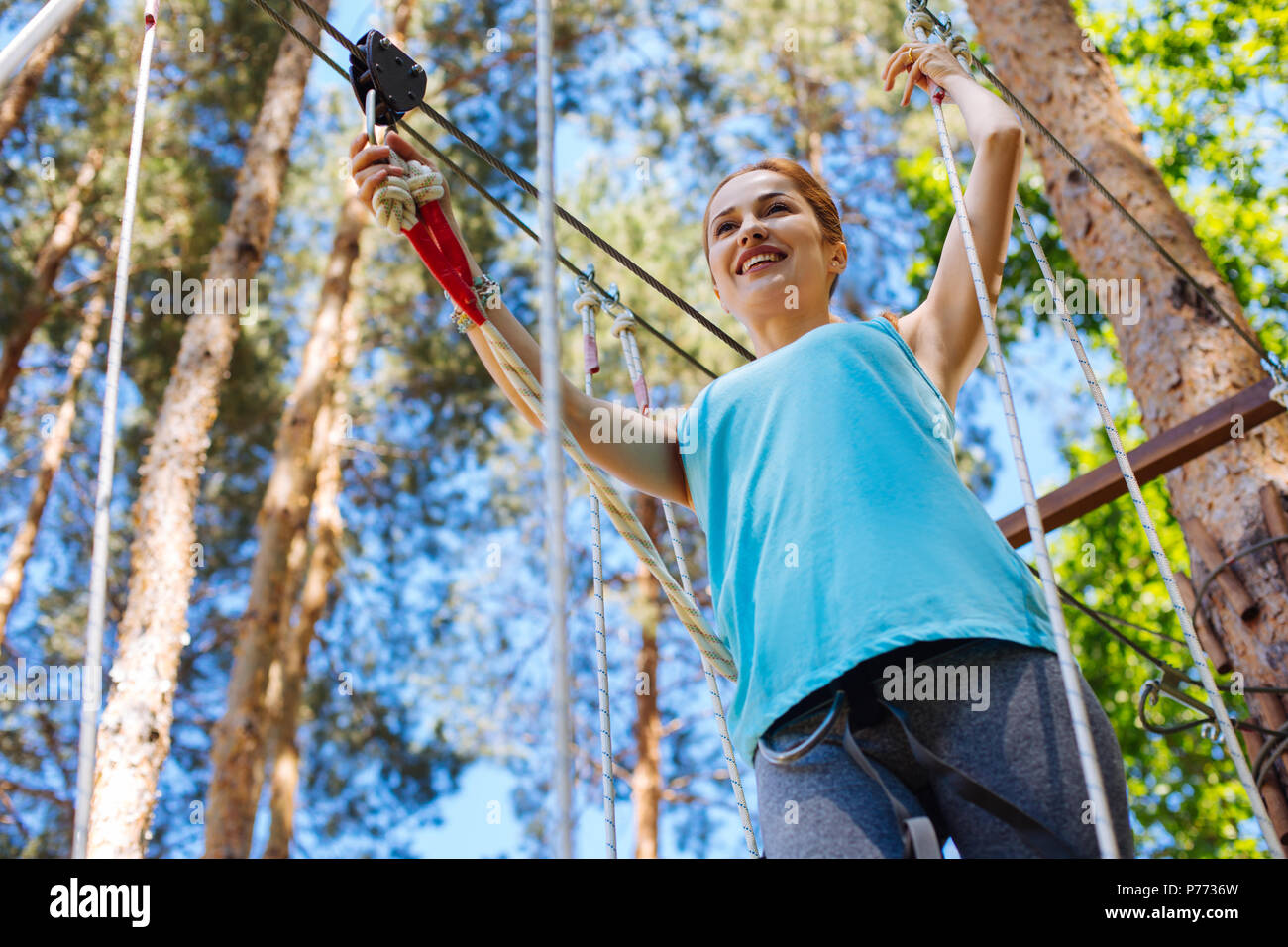 Affascinante giovane donna fune di avviamento il sentiero del parco Foto Stock