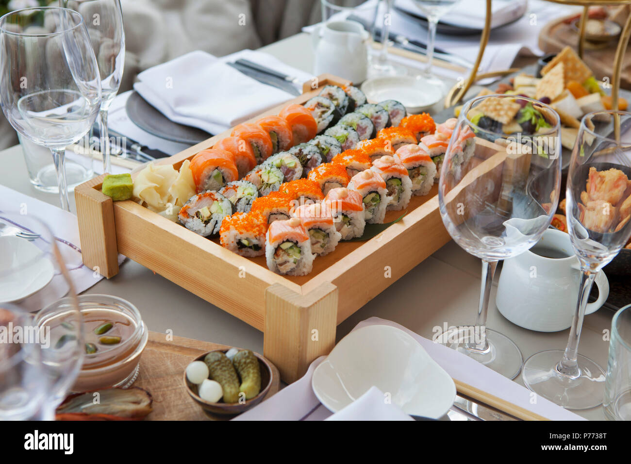 Sashimi assortita di sei tipi di pesce su una tavola di legno Foto Stock
