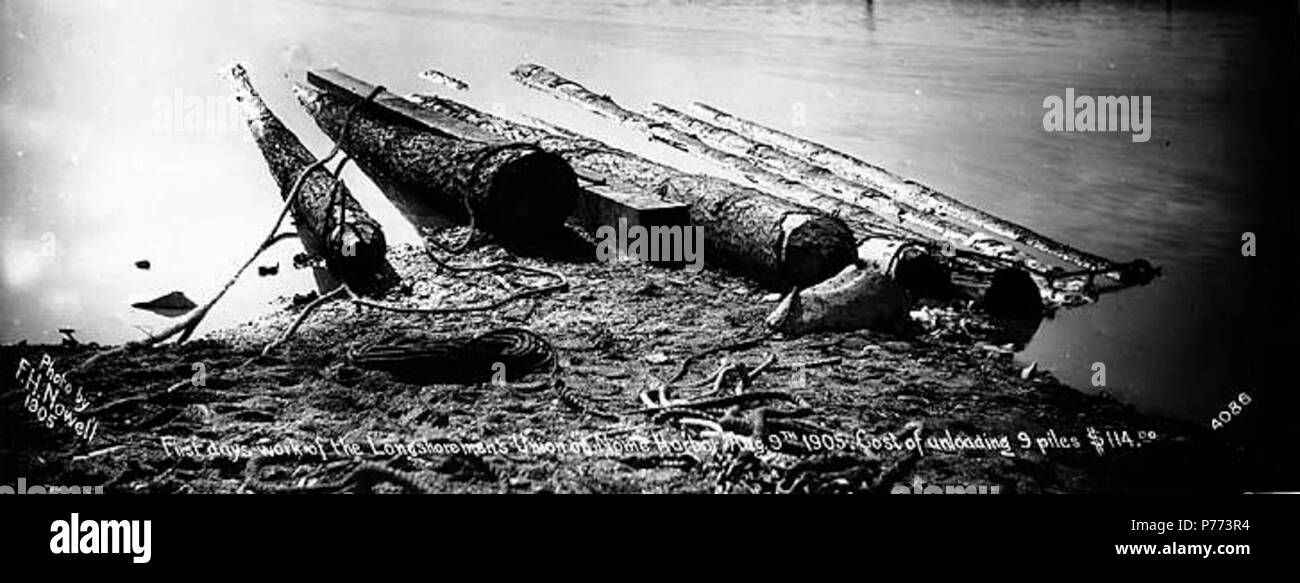 . Inglese: Lightering operazione sulla spiaggia che mostra i registri in acqua, Nome, agosto 1905 . Inglese: didascalia sull'immagine: il primo giorno di lavoro dei longshoremen dell'Unione di Nome porto, 9 agosto 1905. Spese di scarico 9 pile, $180.00. Foto di F.H. Nowell, 1905. 4086 soggetti (LCTGM): Registra i soggetti (LCSH): alleggio--Alaska--Nome . 1905 7 Lightering operazione sulla spiaggia che mostra i registri in acqua, Nome, Agosto 1905 (NOWELL 112) Foto Stock