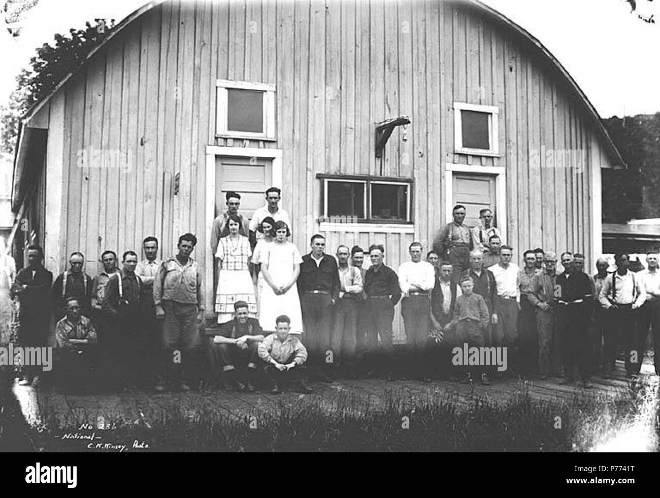 . Inglese: la registrazione e la sala mensa equipaggio a camp, legname nazionale e Manufacturing Company, ca. 1920 . Inglese: didascalia sull'immagine: nazionale. C.K. Kinsey foto. No. 236 PH Coll 516.2214 National Lumber & Manufacturing Company è stato in attività dal 1920 al 1927, con sede e mulino in Hoquiam e operazioni di registrazione prima di Cedarville e poi, dal 1924, in Elma. Legname nazionale è stata venduta a Polson legname Azienda nel 1927. Cedarville è un piccolo insediamento presso il fiume Chehalis, undici miglia a sudest di Elma, nel sud-est del porto di Gray County. Nel 1855, esso è stato stabilito quando un fortino w Foto Stock