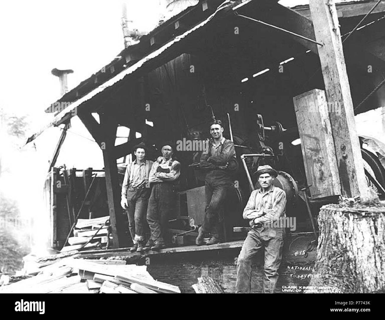 . Inglese: Registrazione equipaggio e motore di asino, legname nazionale e Manufacturing Company, ca. 1920 . Inglese: didascalia sull'immagine: nazionale. Kinsey foto. No. 15 PH Coll 516.2243 National Lumber & Manufacturing Company è stato in attività dal 1920 al 1927, con sede e mulino in Hoquiam e operazioni di registrazione prima di Cedarville e poi, dal 1924, in Elma. Legname nazionale è stata venduta a Polson legname Azienda nel 1927. Cedarville è un piccolo insediamento presso il fiume Chehalis, undici miglia a sudest di Elma, nel sud-est del porto di Gray County. Nel 1855, esso è stato stabilito quando un fortino è stato costruito o Foto Stock