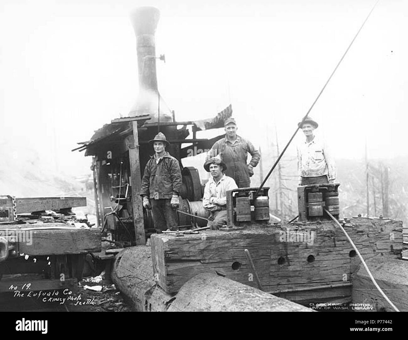 . Inglese: Registrazione equipaggio e asino motore, la società Eufaula, ca. 1921 . Inglese: didascalia sull'immagine: Il Eufaula Co. C. Kinsey foto, Seattle. No. 19 PH Coll 516.1157 Eufaula la società era in business ca. 1915 a ca. 1926. Eufaula è un ex città di registrazione che è ormai praticamente deserte a due miglia a nord del fiume Columbia e a quattro miglia a nord-ovest di Longview nel western Cowlitz County. Nel tardo 1880 la città fu nominato da Jefferson D. Brock, un dipendente di una società di registrazione, per la sua città in Alabama soggetti (LCTGM): Logger; Vapore asini--Washington (stato); industria del legname -- è stato Foto Stock