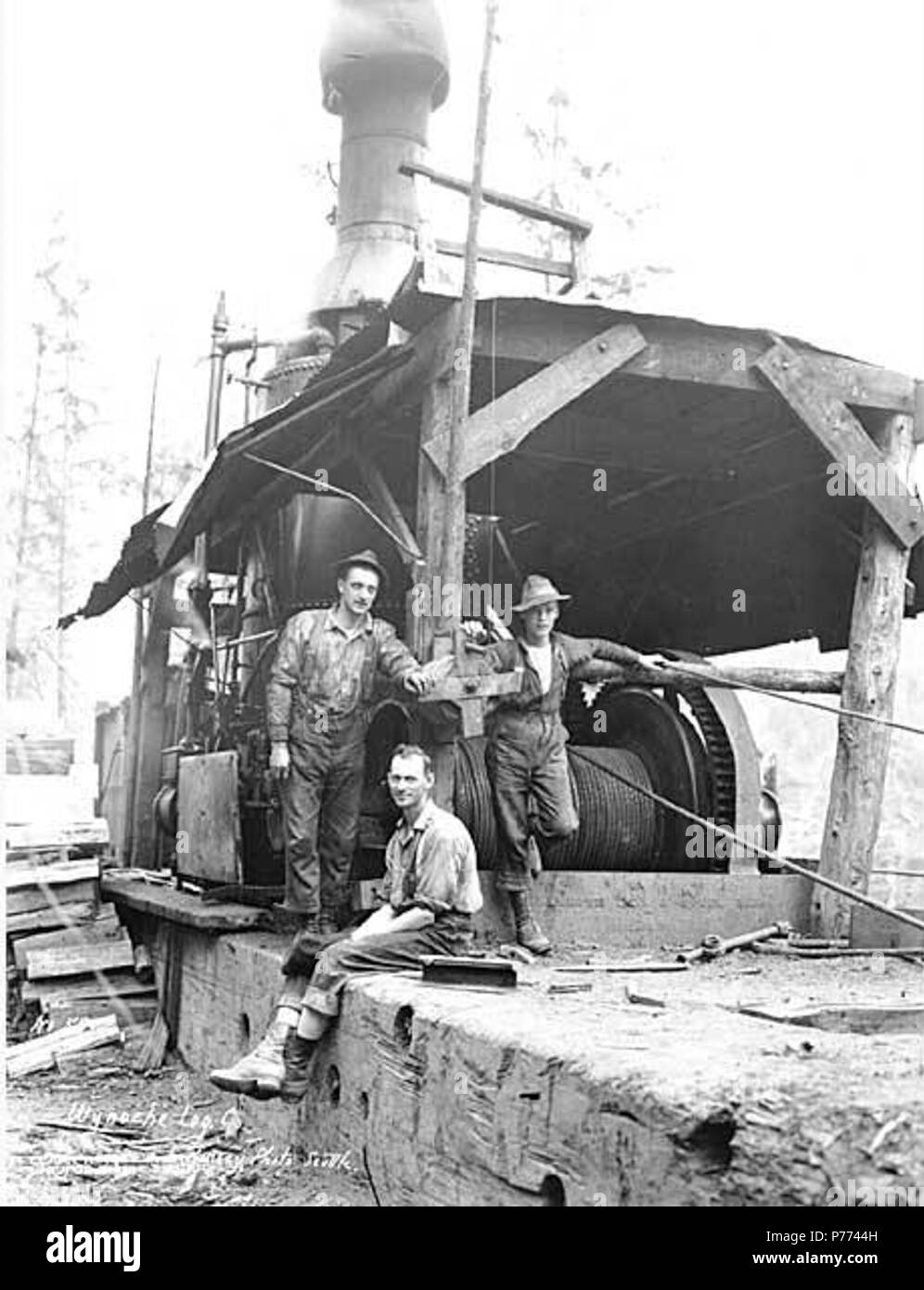 . Inglese: Registrazione equipaggio e motore di asino, Wynooche Timber Company, ca. 1921 . Inglese: didascalia sull'immagine: Wynoche Log Co. C. Kinsey foto, Seattle. No. 58 PH Coll 516.5155 Il Wynooche Timber Company ha iniziato le operazioni di ca. 1913 con sede a Hoquiam e operazioni di registrazione in Montesano. È stato chiamato con il nome di Valle Wynooche nella zona nord-est di Grays Harbor County. Wynooche Timber Company è stato comprato dalla Schafer Fratelli Logging Company ca. 1927. Soggetti (LCTGM): Logger; Vapore asini--Washington (stato); Fuelwood--Washington (stato); industria del legname--Washington (stato); Wynooche Timber Company--PE Foto Stock
