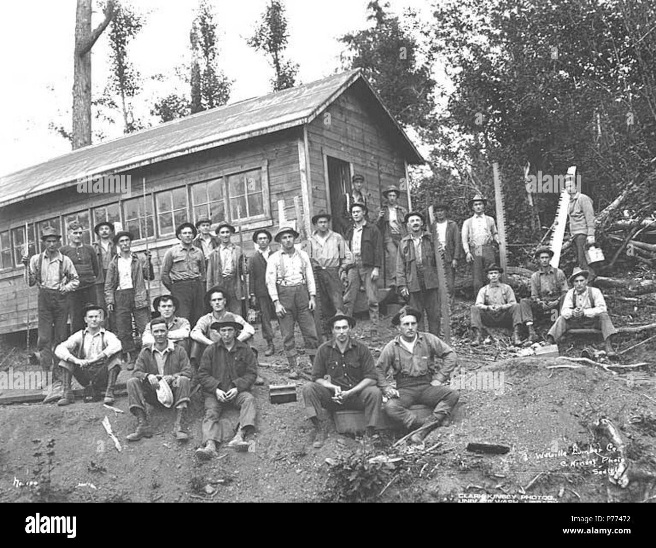 . Inglese: Registrazione equipaggio con seghe fuori i filer di sega workshop, Walville legname Azienda, ca. 1919 . Inglese: didascalia sull'immagine: Walville Lumber Co. C. Kinsey foto, Seattle. No. 100 PH Coll 516.4560 la città di Walville è situato nella contea di Lewis, 4 miglia a sud-ovest di Pe Ell sul Pacifico nella contea di confine. Esso è stato originariamente chiamato Rock Creek ed è stato il sito del Rock Creek Lumber Company. In seguito prese il nome dal suo fondatore, Michigan lumbermen Walworth e Neville Wallville. La città cominciò nel 1898 e ripiegato nel 1930. La società cittadina probabilmente sostenuto circa 200 persone e ha raggiunto alcuni f Foto Stock