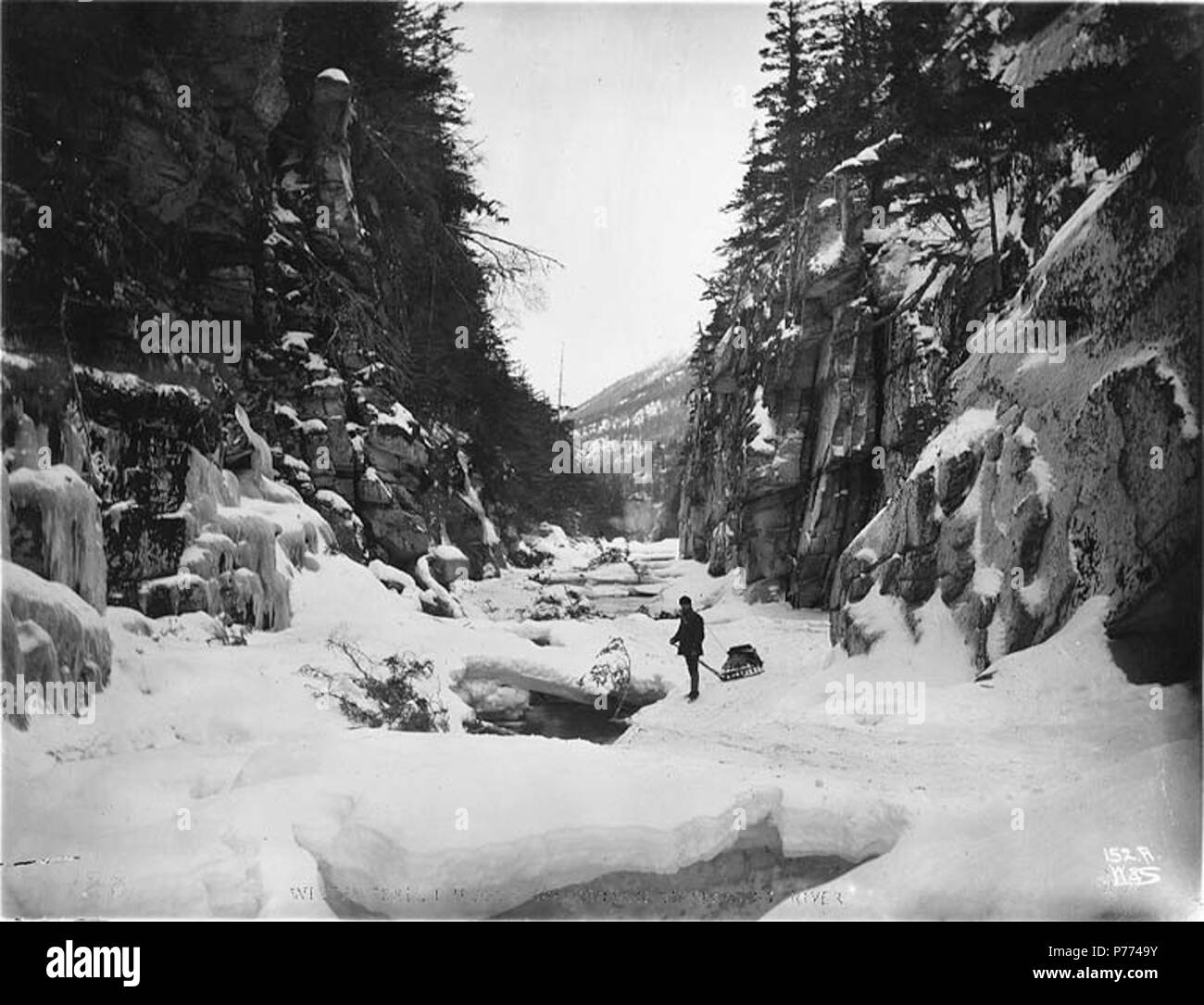 . Inglese: Uomo alaggio sled su bianco il sentiero passa attraverso la casella canyon sul fiume Skagway, Alaska, ca. 1898. Inglese: didascalia sulla immagine: "sentiero invernale attraverso la casella canyon sul fiume Skaguay" Immagine originale in Hegg Album 8, pagina 24 . Fotografia originale da Eric A. Hegg 128; copiati da Webster e Stevens 152.A. Klondike Gold Rush soggetti (LCTGM): slitte e slittini--Alaska; Canyon--Alaska; fiumi--Alaska soggetti (LCSH): Bianco Pass Trail; percorsi--Alaska; Box Canyon (Alaska); Skagway River (Alaska) . circa 1898 8 uomo alaggio sled su bianco il sentiero passa attraverso la casella canyon sul fiume Skagway, Alaska, ca 1 Foto Stock