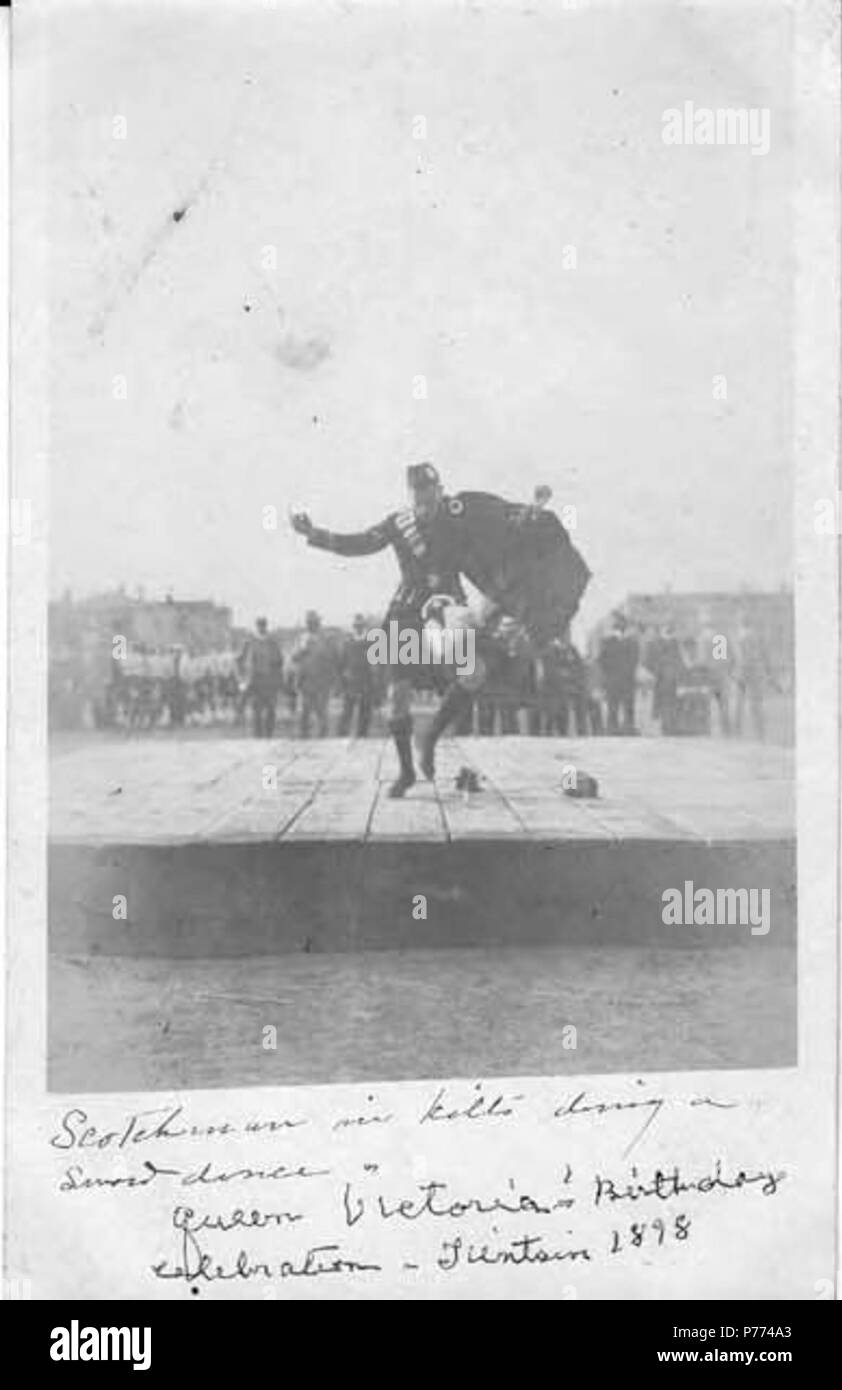 Inglese: scritto sulla carta: Scotchman in kilt facendo un ballo di spada. La regina Victoria la celebrazione di compleanno, Tientsin, 1898 . PH Coll 214.G22 . 1898 8 uomo che indossa un kilt dancing, Tientsin, 1898 (CHANDLESS 79) Foto Stock