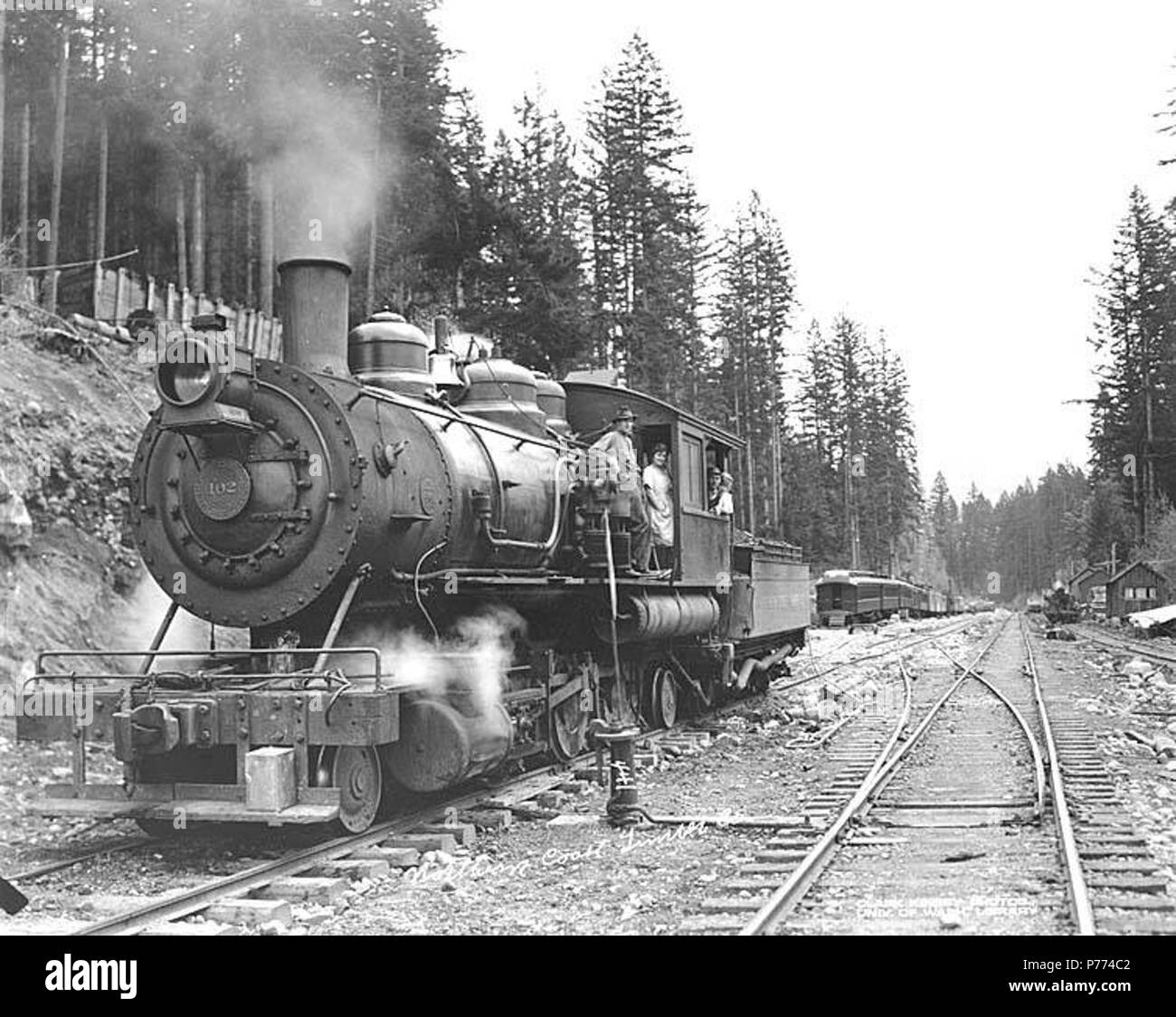 . Inglese: uomini e donne a bordo di Costa Settentrionale Timber Company's 2-6-2 locomotiva Baldwin n. 102, ca. 1911 . Inglese: didascalia sull'immagine: Northern Coast Timber Co. 441 PH Coll 516.2348 Costa Settentrionale Timber Company è stata in business ca. 1907 a ca. 1915, con le operazioni di registrazione a Kangley e quindi a valle di acero. Kangley è una comunità su un piccolo affluente del fiume Verde, undici miglia a nordest di Issaquah nel sud-ovest della contea di King. È stato nominato per il Pacifico settentrionale ferrovia per John Kangley, general manager del Pacifico settentrionale Coal Company nel 1889. I nomi alternativi sono stati Kangley e giunzione Foto Stock