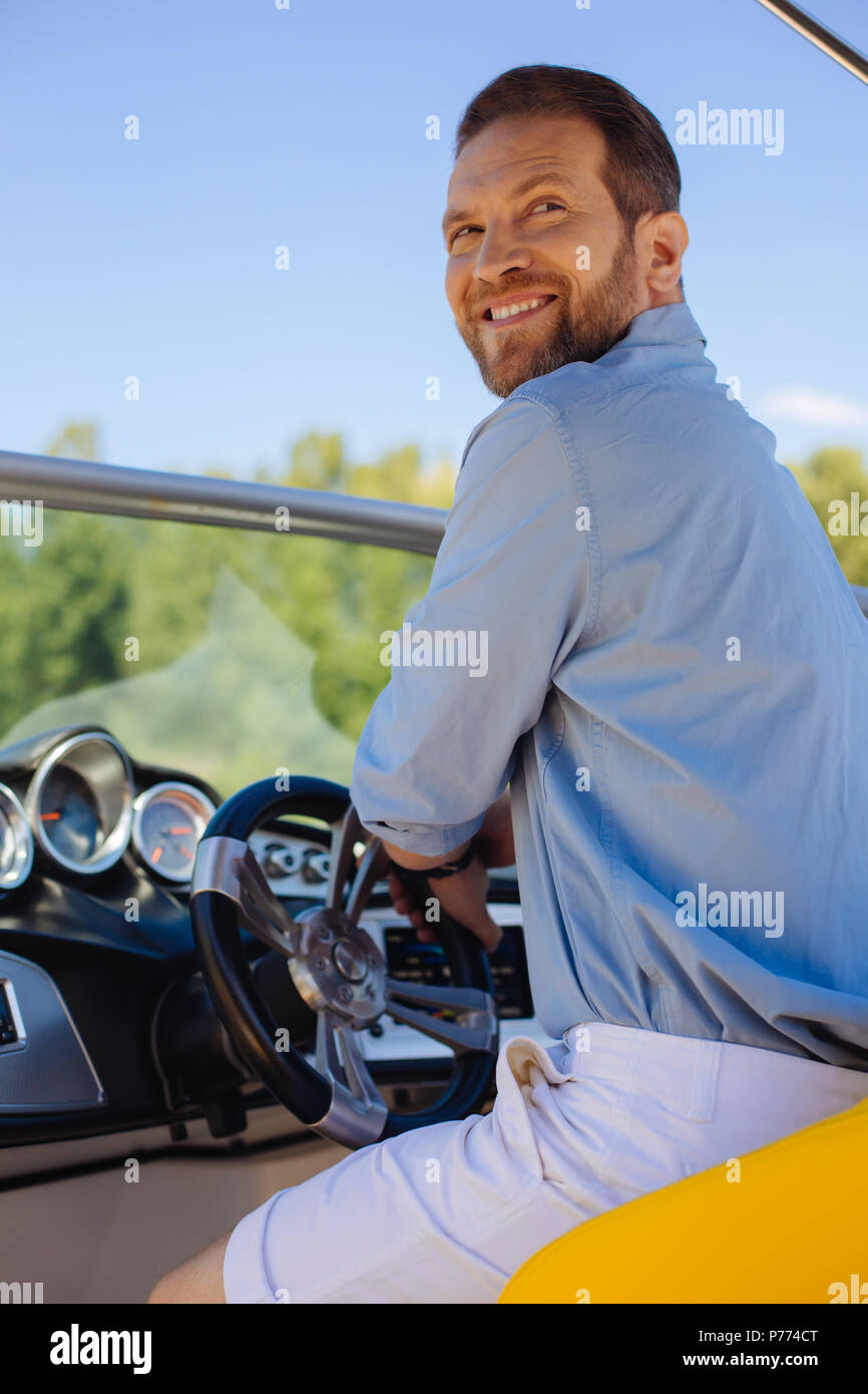 Yacht sailor girando intorno a essere chiamato da qualcuno Foto Stock