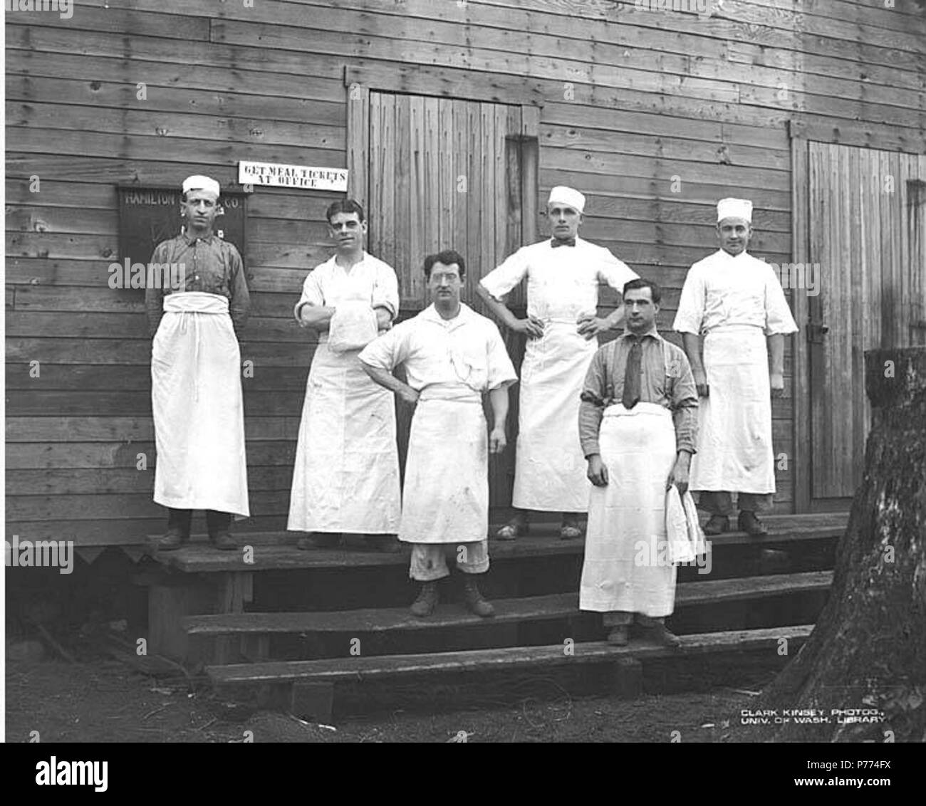 . Inglese: Mess hall equipaggio, Hamilton Logging Company, ca. 1912 . Inglese: PH Coll 516.1442 Il legname inglese società aveva una partecipazione di controllo in Hamilton Logging Company, che facevano affari sotto quel nome da ca. Dal 1908 al 1917, quando il nome è stato cambiato al Lyman Timber Company. Hamilton è una comunità sulla sponda nord del fiume Skagit dieci miglia a est di Sedro Woolley nel centro di Skagit County. Una volta si è sviluppato rapidamente come il Pittsburgh del West perché di ferro e di giacimenti di carbone nelle vicinanze. La città è stata denominata per William Hamilton, che homesteaded la terra su cui la città è stata bu Foto Stock