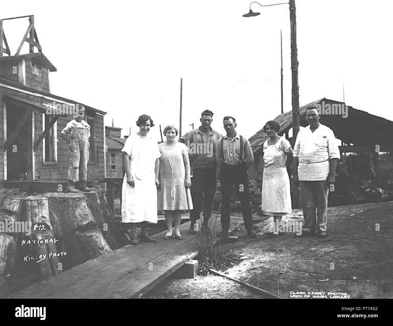 . Inglese: Mess hall equipaggio, bambino e altri, legname nazionale e Manufacturing Company, ca. 1920 . Inglese: didascalia sull'immagine: nazionale. Kinsey foto, No. 12 PH Coll 516.2241 National Lumber & Manufacturing Company è stato in attività dal 1920 al 1927, con sede e mulino in Hoquiam e operazioni di registrazione prima di Cedarville e poi, dal 1924, in Elma. Legname nazionale è stata venduta a Polson legname Azienda nel 1927. Cedarville è un piccolo insediamento presso il fiume Chehalis, undici miglia a sudest di Elma, nel sud-est del porto di Gray County. Nel 1855, esso è stato stabilito quando un fortino fu costruito Foto Stock