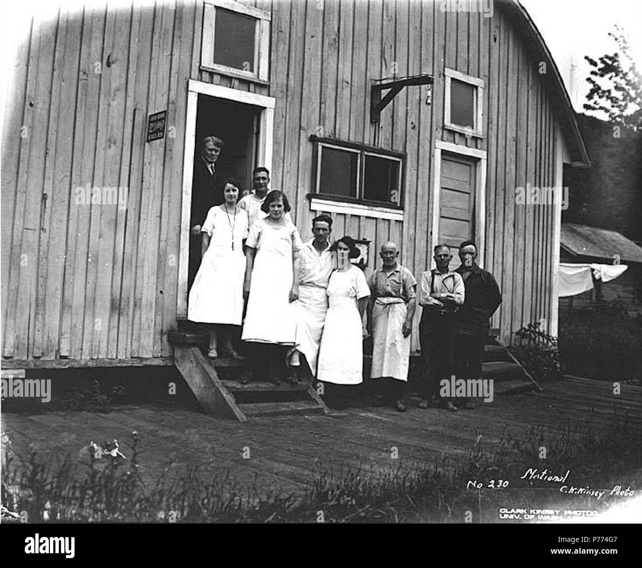 . Inglese: Mess hall equipaggio, legname nazionale e Manufacturing Company, ca. 1920 . Inglese: didascalia sull'immagine: nazionale. C. K. Kinsey foto. No. 230 PH Coll 516.2210 National Lumber & Manufacturing Company è stato in attività dal 1920 al 1927, con sede e mulino in Hoquiam e operazioni di registrazione prima di Cedarville e poi, dal 1924, in Elma. Legname nazionale è stata venduta a Polson legname Azienda nel 1927. Cedarville è un piccolo insediamento presso il fiume Chehalis, undici miglia a sudest di Elma, nel sud-est del porto di Gray County. Nel 1855, esso è stato stabilito quando un fortino fu costruito sulla LAN Foto Stock