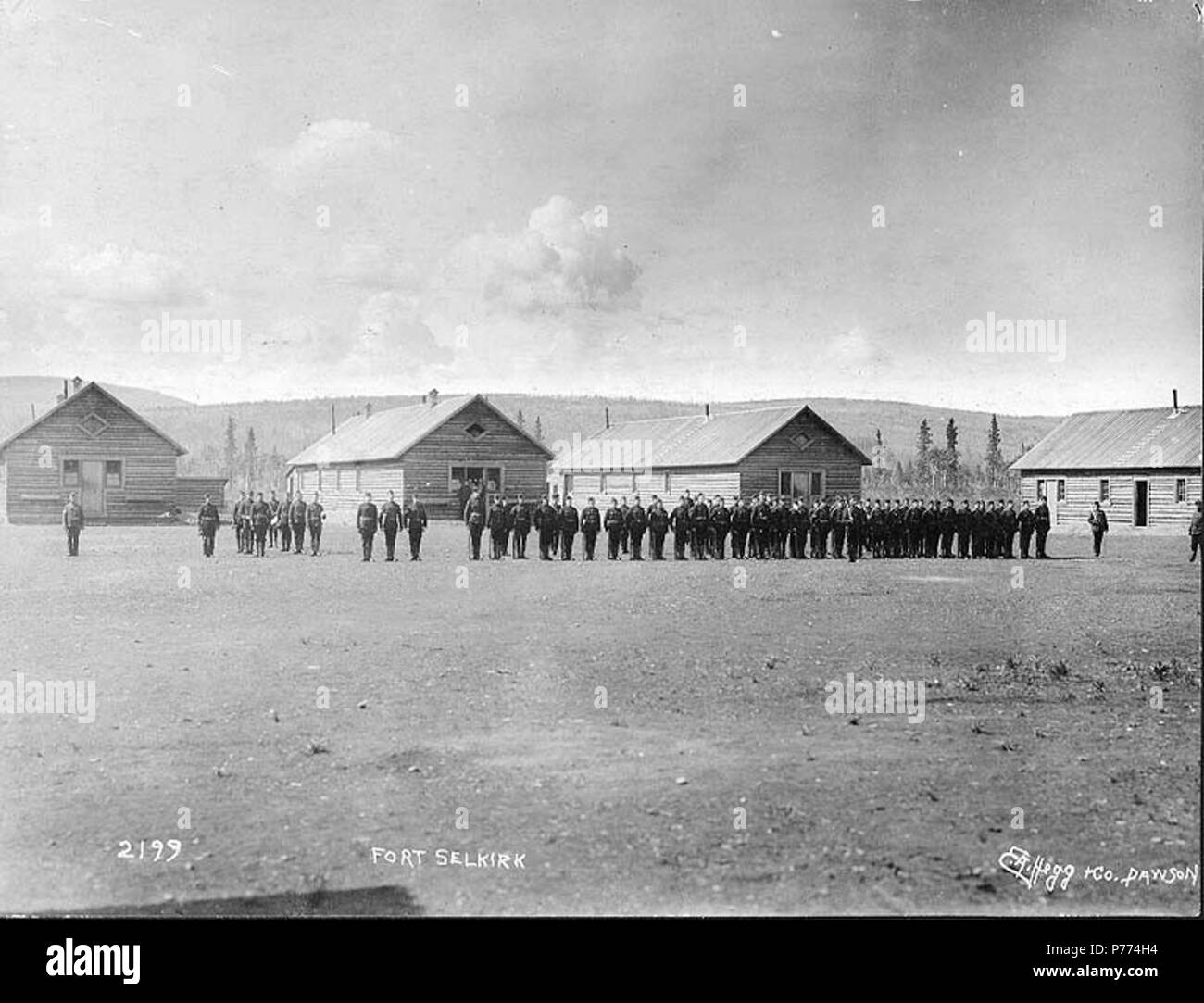 . Inglese: esercitazioni militari a Fort Selkirk, Yukon Territory, ca. 1898. Inglese: Fort Selkirk divenne la sede del campo di Yukon vigore dell'esercito canadese nel 1898 . Didascalia sulla immagine: "Fort Selkirk"; fatto circolare per la pubblicazione lo stesso anno. Soggetti (LCTGM): fortezze e fortificazioni--Yukon soggetti (LCSH): Fort Selkirk (Yukon); Canada. Esercito--trapano e tattiche . circa 1898 9 esercitazioni militari a Fort Selkirk, Yukon Territory, ca 1898 (HEGG 64) Foto Stock