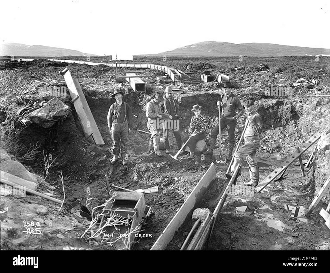 . Inglese: Mining rivendicazione n. 1 a Dry Creek, Alaska, ca. 1901. Inglese: Probabilmente Dry Creek che scorre nel fiume Snake a Nome. Mostra cinque uomini e una donna con oro pan, picconi e del bilanciere . Didascalia sulla immagine: "n. 1 Dry Creek" Immagine originale in Hegg Album 28, pagina 24 . Fotografia originale da Eric A. Hegg 1808; copiati da Webster e Stevens 285.A Nome Gold Rush. Soggetti (LCTGM): Gold Miner--Alaska--Dry Creek; miniere d'oro--Alaska--Dry Creek; Mining rivendicazioni--Alaska--Dry Creek; assi--Alaska--Dry Creek; chiuse--Alaska--Dry Creek soggetti (LCSH): Alaska--oro scoperte . circa 1901 9 Mining Foto Stock