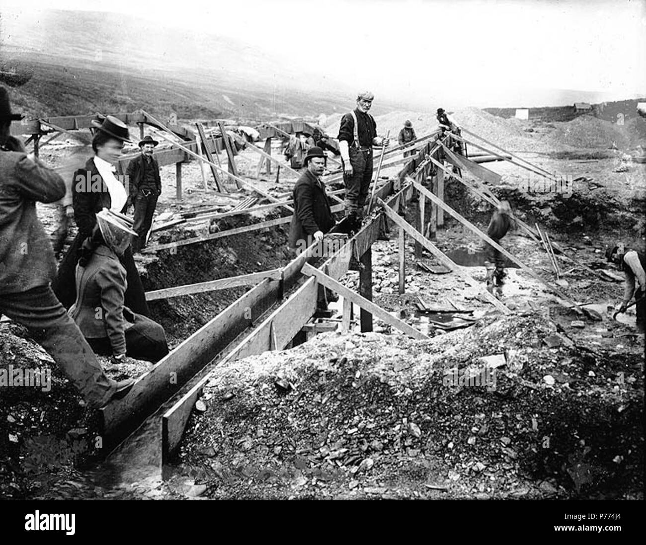 . Inglese: Mining rivendicazione n. 1 al di sotto dell'Incudine Creek, Alaska, ca. 1900. Inglese: mostra un gruppo di minatori e di due donne con slucing operazione . Didascalia sulla immagine: "Clean up su No. 1 di seguito, incudine" Immagine originale in Hegg Album 30, pagina 9 . Fotografia originale da Eric A. Hegg 1228; copiati da Webster e Stevens 263.A Nome Gold Rush. Soggetti (LCTGM): Gold Miner--Alaska--incudine Creek; miniere d'oro--Alaska--incudine Creek; Mining rivendicazioni--Alaska--incudine Creek; chiuse--Alaska--incudine Creek; donne--Alaska--incudine Creek soggetti (LCSH): Alaska--oro scoperte . circa 1900 9 Mining rivendicazione n. 1 al di sotto dell'Incudine Creek, al Foto Stock