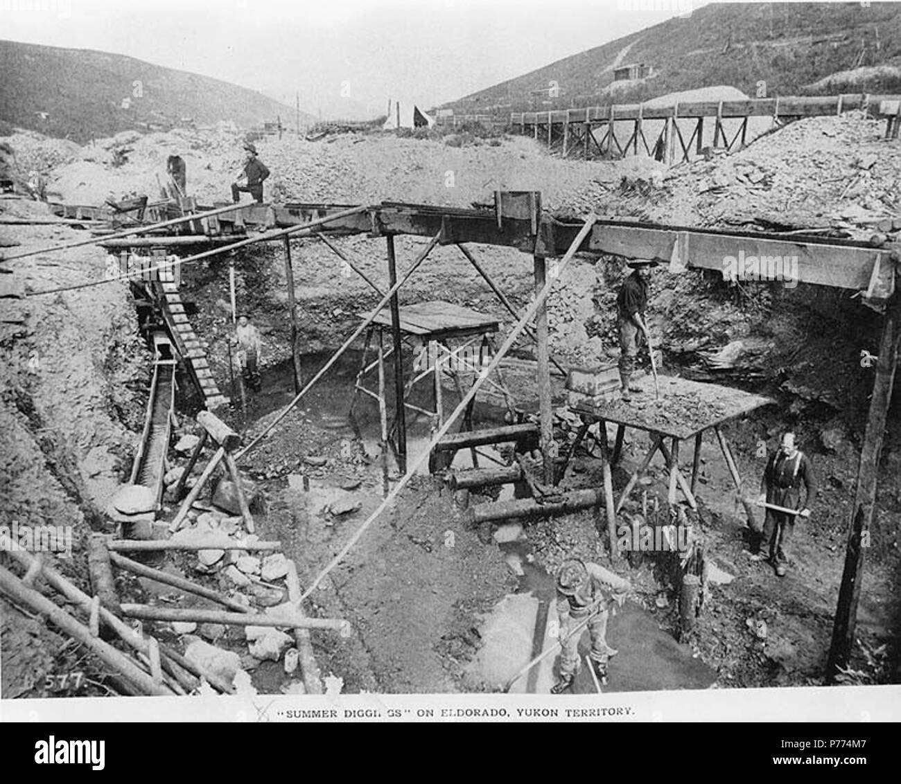 . Inglese: operazione mineraria su Eldorado Creek, Yukon Territory, ca. 1898. Inglese: didascalia sull'immagine: 'Summer scavi' Eldorado, Yukon Territory" Immagine originale in Hegg Album 24, pagina 41 . Klondike Gold Rush. Soggetti (LCTGM): Gold Miner--Yukon; miniere d'oro--Yukon; Mining rivendicazioni--Yukon; chiuse--Yukon soggetti (LCSH): Yukon--oro scoperte . circa 1898 9 Operazione di data mining su Eldorado Creek, Yukon Territory, ca 1898 (HEGG 497) Foto Stock
