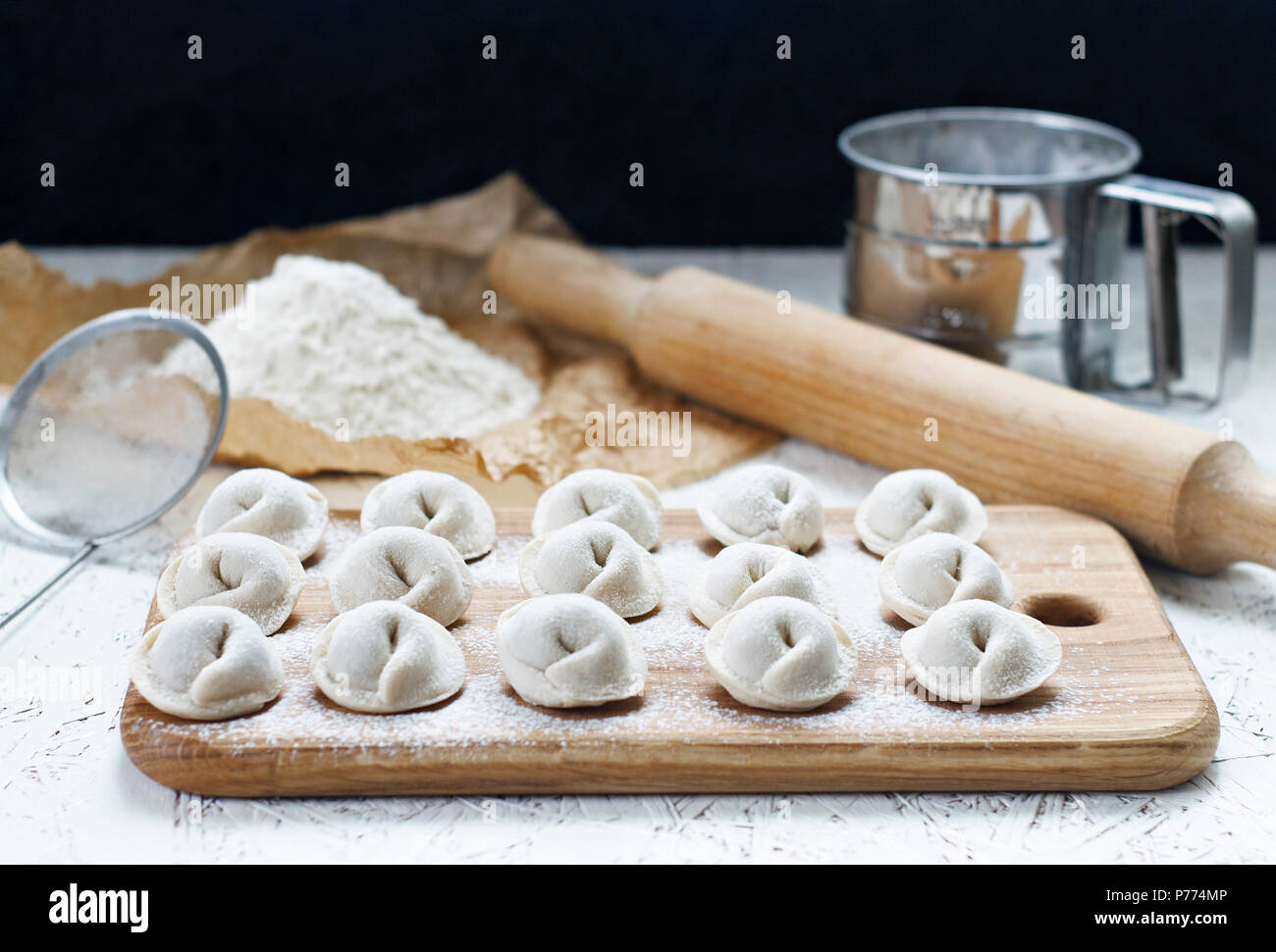 Il processo di realizzazione fatta in casa gnocchi. Raw gnocchi fatti in casa su una tavola di legno. Gnocchi di stampaggio. Foto Stock