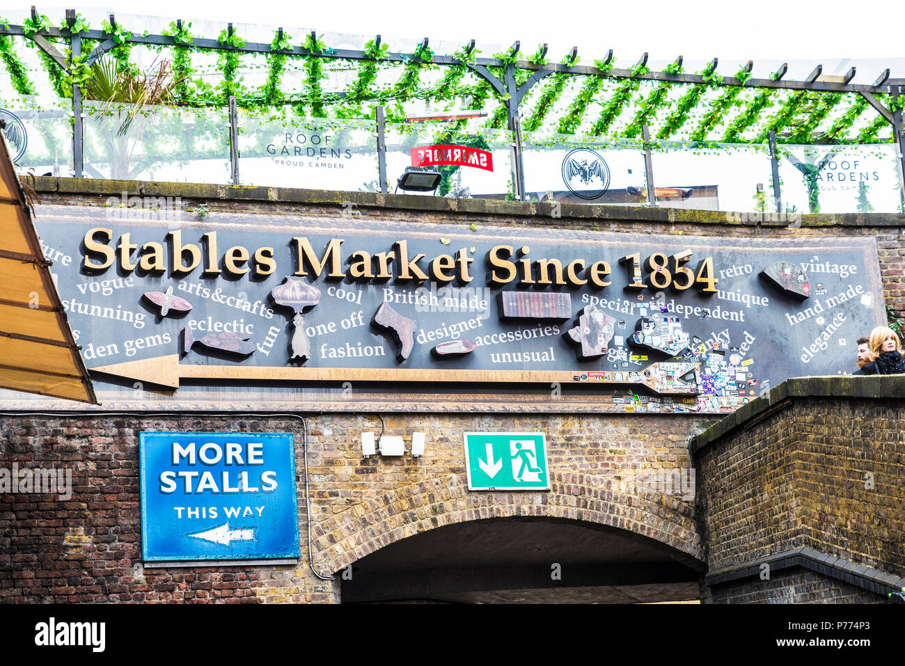 London, England Regno Unito - Dicembre 31, 2017: Annuncio per negozi di moda in Camden Lock o di mercato di Camden Town con le persone intorno a Londra, Inghilterra, Regno Unito Foto Stock