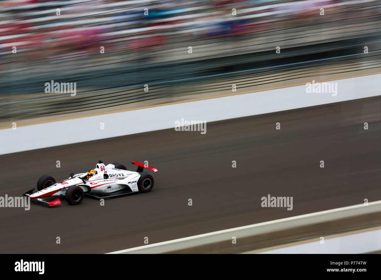 Oriol Servia della Scuderia Corsa w/ RLLR auto nel suo numero 64 vettura ad alta velocità nel Indy 500 gara. Credito: Shivraj Gohil / Spacesuit Media. Foto Stock
