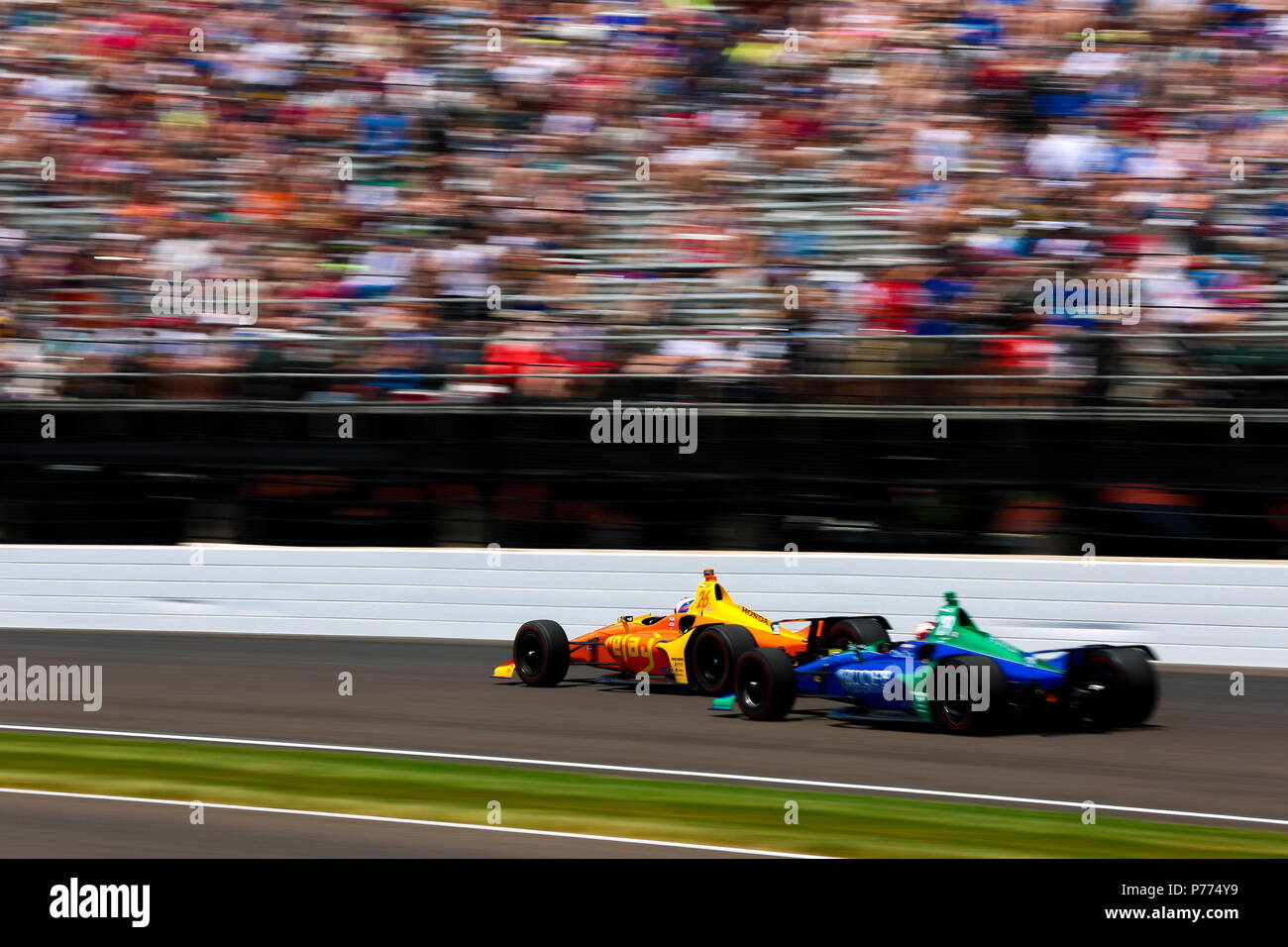 Zach Veach e Carlos Munoz del team Andretti Autosport team In pista insieme a Indy 500 gara. Credito: Shivraj Gohil / Spacesuit Media. Foto Stock