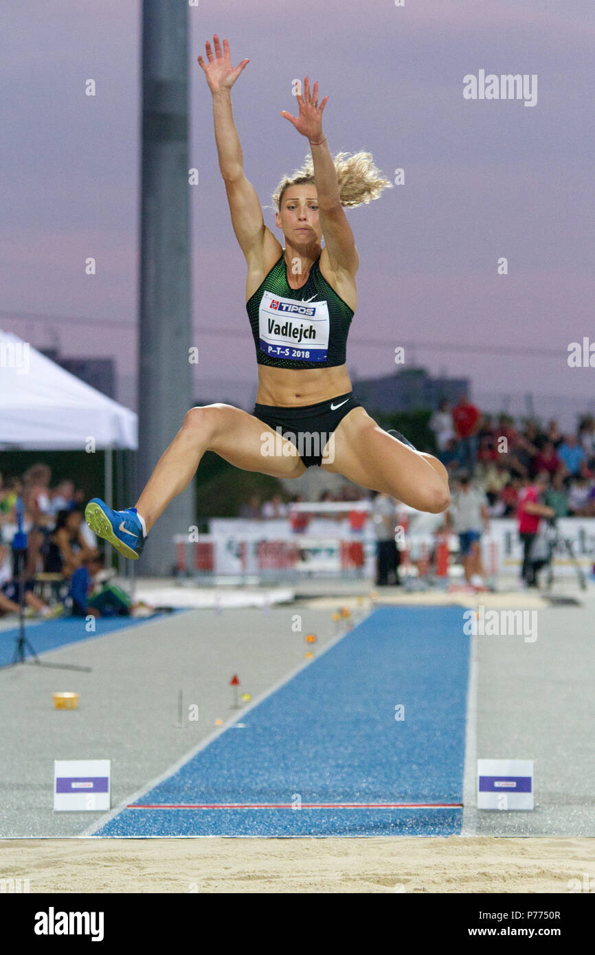 Slovacca ponticello lungo Lucia Vadlejch concorrenti a P-T-S meeting di atletica nel sito sportivo di x-bionic sphere® in Samorín, Slovacchia Foto Stock