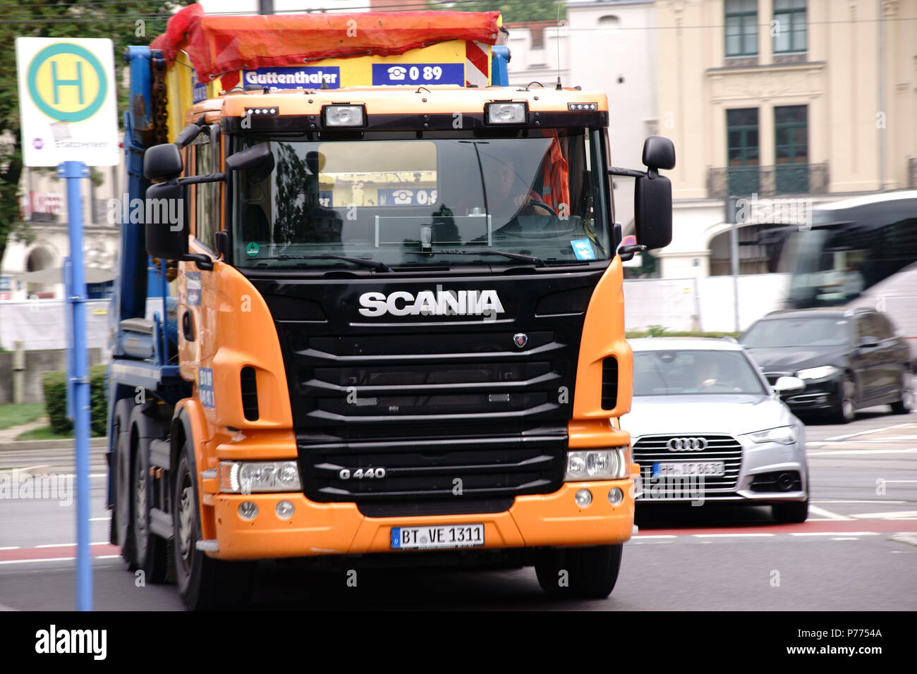 Monaco di Baviera, Germania - 30 Giugno 2018: un autocarro Scania con contenitore detriti nella rotatoria in centro a giugno 30, 2018 a Monaco di Baviera. Foto Stock