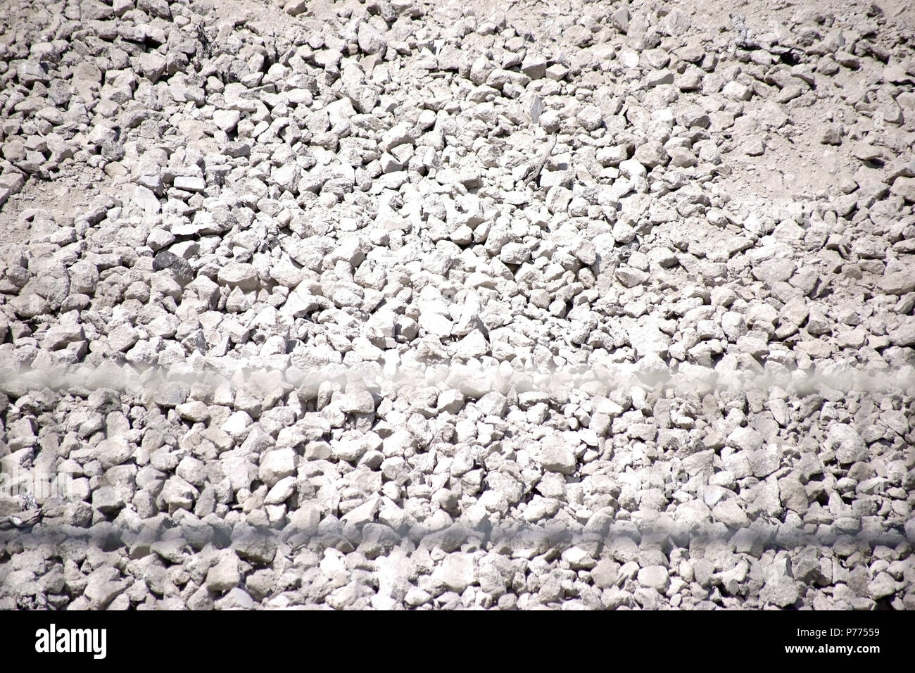 Un mucchio di versata e calcestruzzo frantumato macerie dietro il recinto. Foto Stock