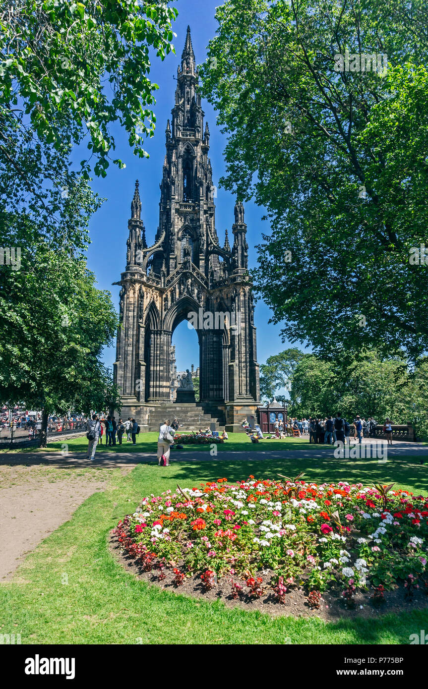 Il monumento di Scott nella parte est di Princes Street Gardens Edinburgh City Scotland Regno Unito Foto Stock