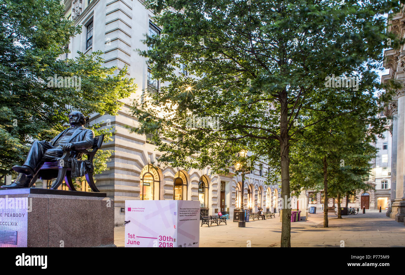Statua del Peabody Off Threadneedle Street City Of London REGNO UNITO Foto Stock