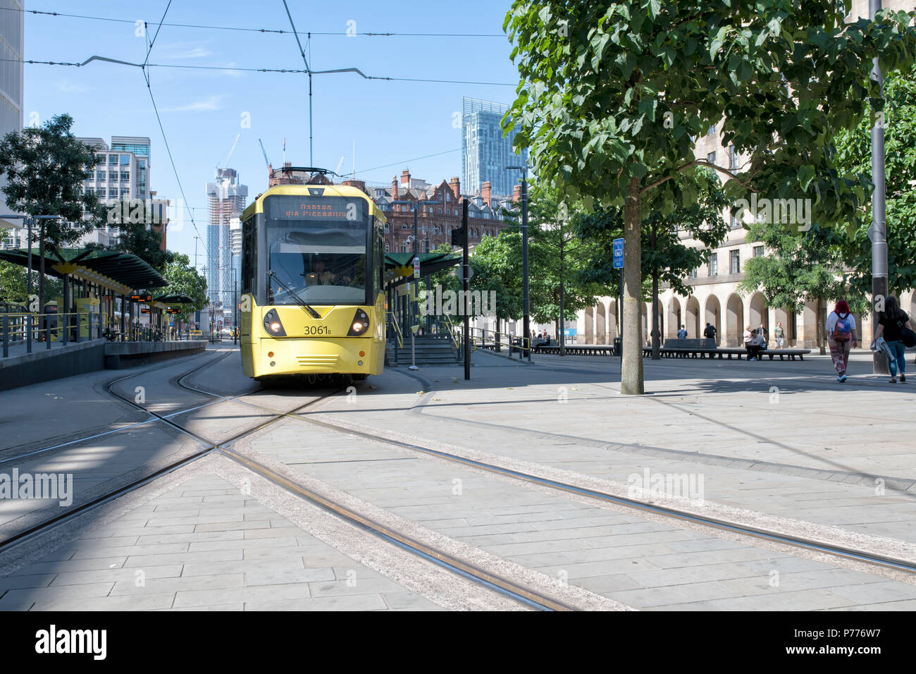 Moderno tram Metrolink prelevare i passeggeri presso il St Peters Square nel centro di Manchester, Regno Unito Foto Stock