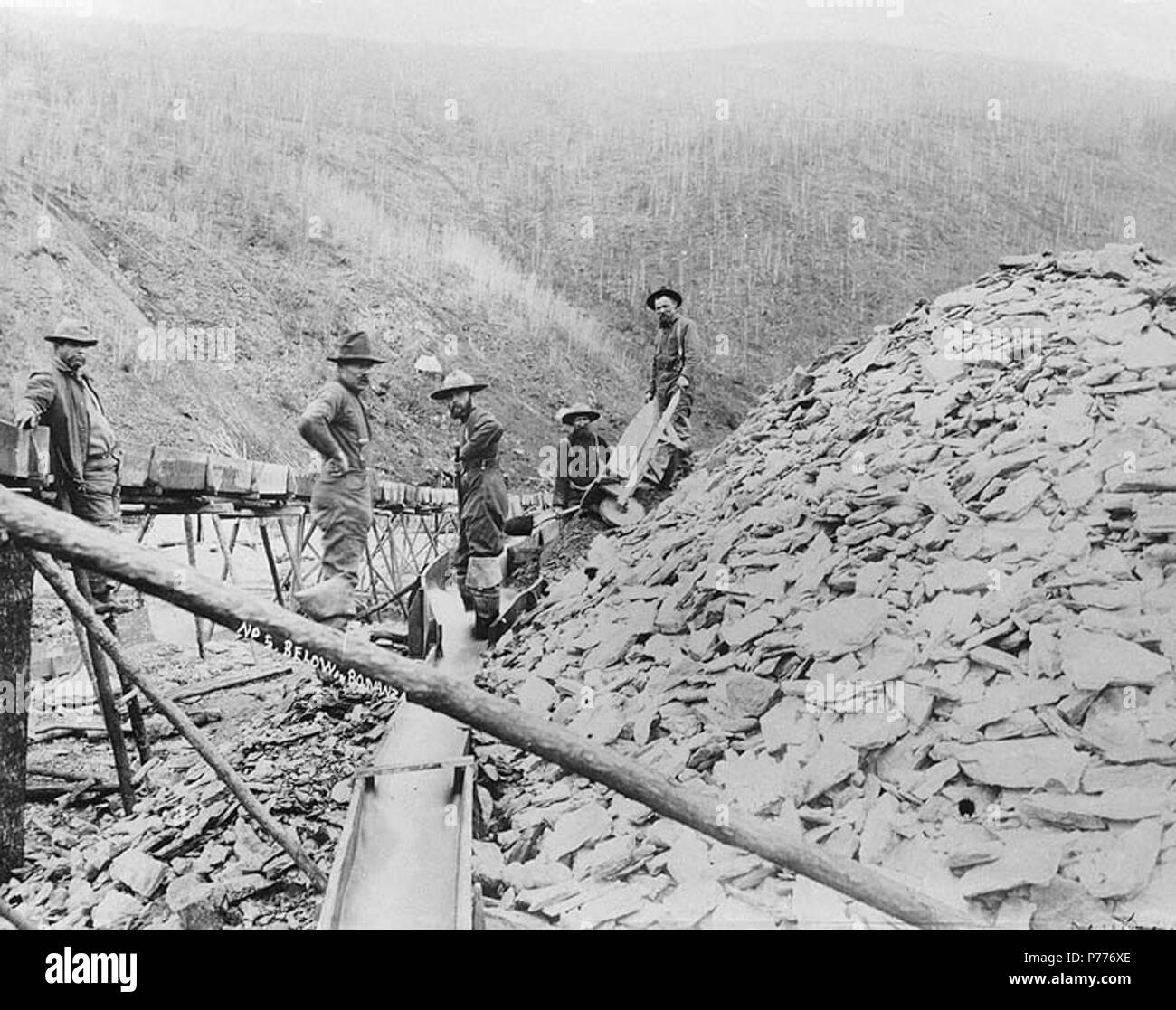 . Inglese: cinque uomini a operazione mineraria, n. 5 al di sotto di Bonanza Creek, Yukon Territory, ca. 1898. Inglese: didascalia sulla immagine: "n. 5 di seguito Bonanza' . Klondike Gold Rush. Soggetti (LCTGM): Gold Miner--Yukon; miniere d'oro--Yukon soggetti (LCSH): Yukon--oro scoperte . circa 1898 5 cinque uomini a operazione mineraria, N 5 al di sotto di Bonanza Creek, Yukon Territory, ca 1898 (HEGG 26) Foto Stock