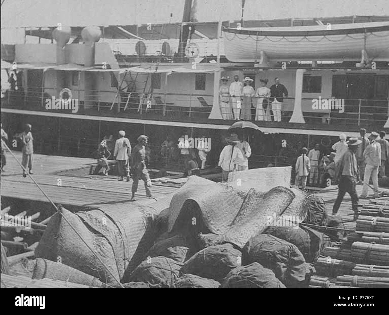 . Inglese: a fondo piatto da riverboat, Tientsin, Cina, 1905 . Inglese: scritto sulla pagina: Uscire da Tientsin en route di Darien. In primo piano il carico per essere caricati su più leggero PH Coll 214.J1a . 1905 5 piastra a fondo piatto da riverboat, Tientsin, Cina, 1905 (CHANDLESS 278) Foto Stock