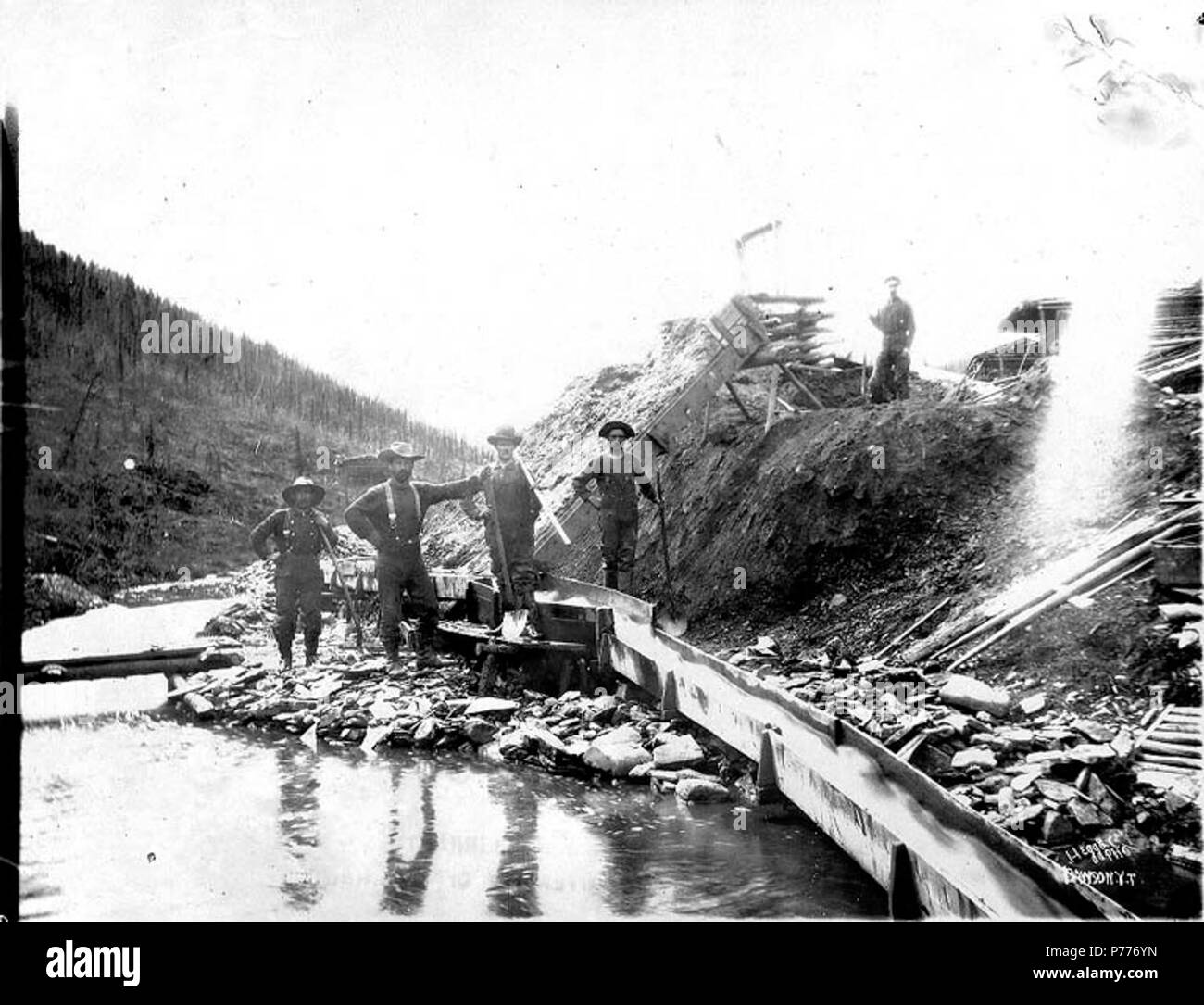 . Inglese: Quattro minatori impegnati in operazione sluicing, Yukon Territory, ca. 1898. Inglese: sul verso dell'immagine: 'Miners lavare la sporcizia nella scatola chiusa" . Klondike Gold Rush. Soggetti (LCTGM): Gold Miner--Yukon; miniere d'oro--Yukon; oro le attrezzature minerarie--Yukon flussi;--Yukon; chiuse--Yukon soggetti (LCSH): Yukon--oro scoperte . circa 1898 5 quattro minatori impegnati in operazione sluicing, Yukon Territory, ca 1898 HEGG (489). Foto Stock