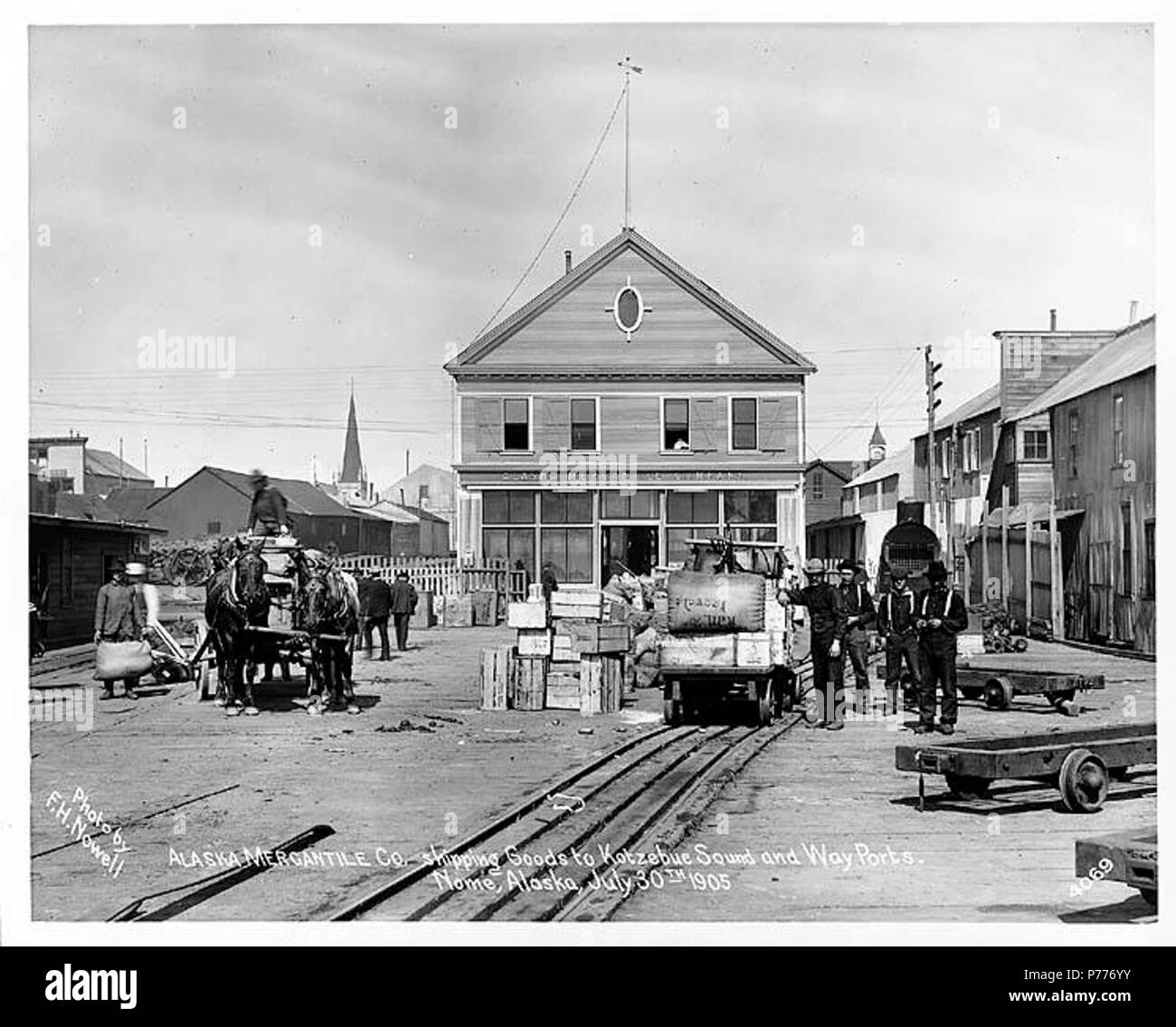 . Inglese: Freighting operazioni dell'Alaska Mercantile Co. mostra cavallo di carro e tram auto, Nome, luglio 1905 . Inglese: didascalia sull'immagine: Alaska Mercantile Co., spedizione merci ai Kotzebue Sound e modo di porte. Nome, Alaska, 30 luglio 1905. Foto di F.H. Nowell, 4069. Soggetti (LCTGM): i negozi & Negozi -- Alaska--Nome; Freight & noli--Alaska--Nome; carrelli e carri--Alaska--Nome; cavalli--Alaska--Nome soggetti (LCSH): Alaska compagnia mercantile . 1905 5 Freighting operazioni dell'Alaska Mercantile Co mostra cavallo di carro e tram auto, Nome, luglio 1905 (NOWELL 123) Foto Stock