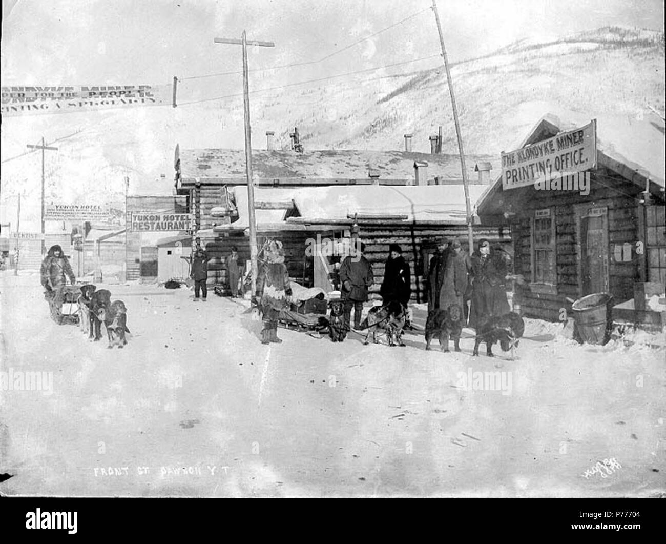 . Inglese: Front St., Dawson, Yukon Territory, ca. 1898 . Inglese: Mostra dogsled team davanti a 'il Klondyke minatore Ufficio stampa', Yukon Hotel Ristorante in background . Didascalia sulla immagine: "Front St. Dawson Y.T.' . Klondike Gold Rush. Soggetti (LCTGM): strade--Yukon--Dawson; Cane squadre--Yukon--Dawson; slitte e slittini--Yukon--Dawson; Annunci--Yukon--Dawson; quartieri degli affari--Yukon--Dawson; edifici Log--Yukon--Dawson soggetti (LCSH): Front Street (Dawson, Yukon); Yukon Hotel Ristorante (Dawson, Yukon); Klondyke Miner (Dawson, Yukon) . circa 1898 5 Front St, Dawson, Yukon Territo Foto Stock