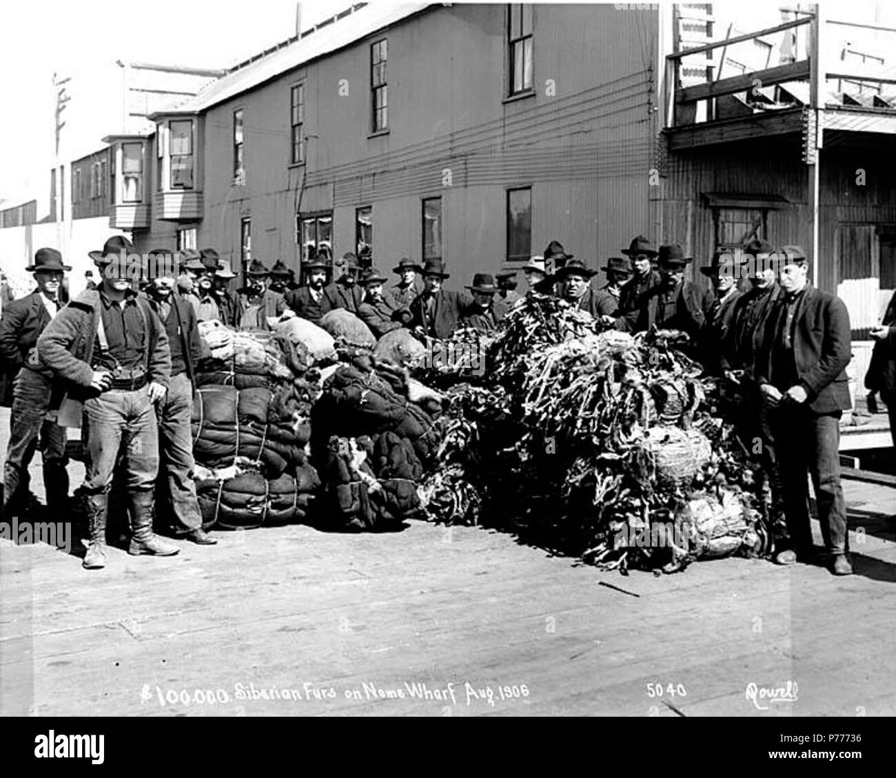 . Inglese: gruppo di uomini con fasci di Siberian pelliccia Pellicce, Nome, agosto 1906 . Inglese: didascalia sull'immagine: $100.000 pellicce siberiano sul Nome Wharf, Agosto 1906. Nowell 5040 soggetti (LCTGM): commercio di pellicce -- Alaska--Nome; Cuoio e pelli; ritratti di gruppo . 1906 5 gruppo di uomini con fasci di Siberian pelliccia Pellicce, Nome, Agosto 1906 (NOWELL 169) Foto Stock