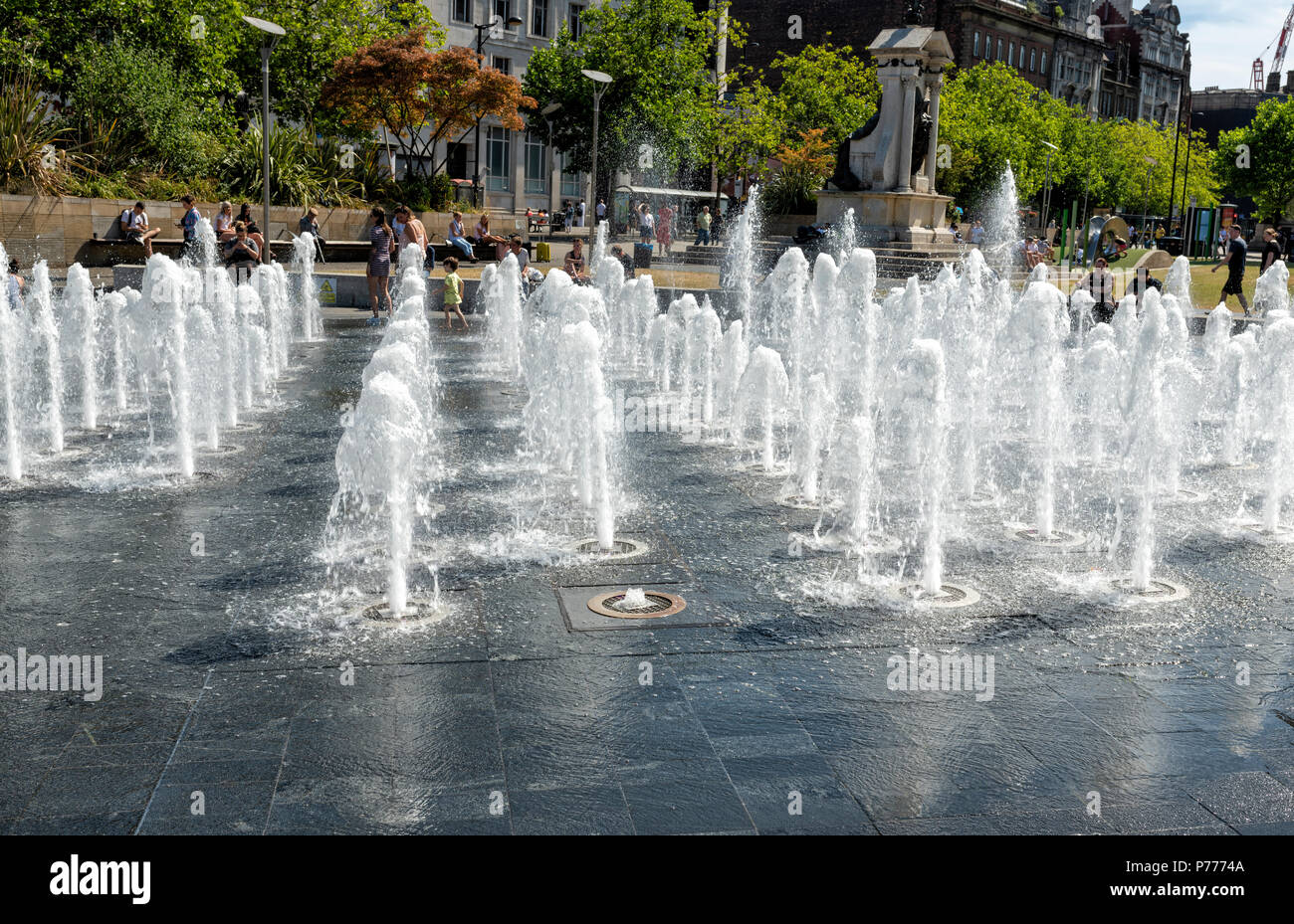 Decine di fontane ad acqua offrono intrattenimento e divertimento in Piccadilly Gardens, Manchester, Regno Unito Foto Stock