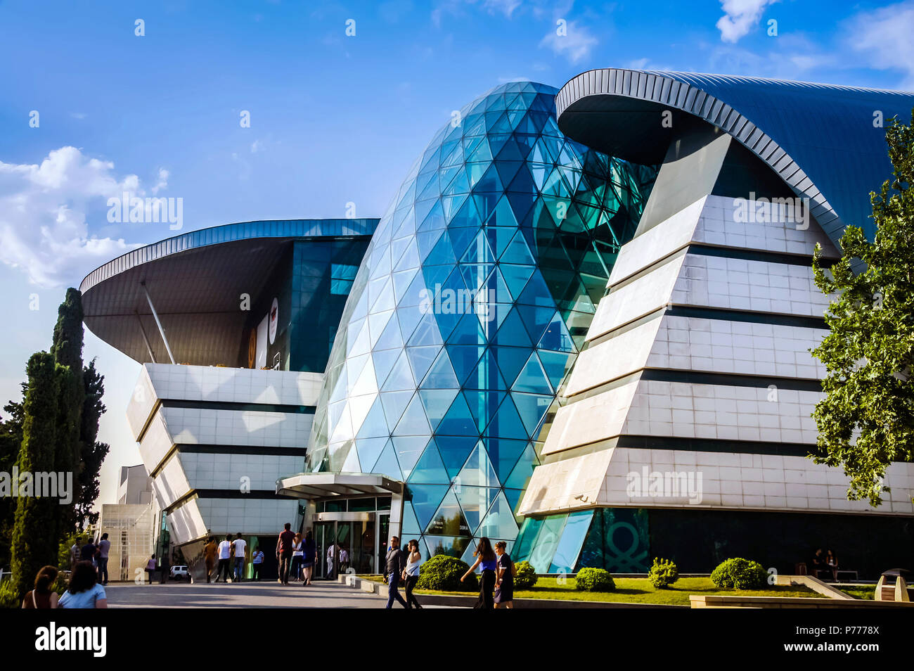 Park Bulvar cinema edificio di Baku. Architettura futuristica costruzione a Baku con il design concettuale.città futuristica sfondo.Edificio moderno backgroud Foto Stock