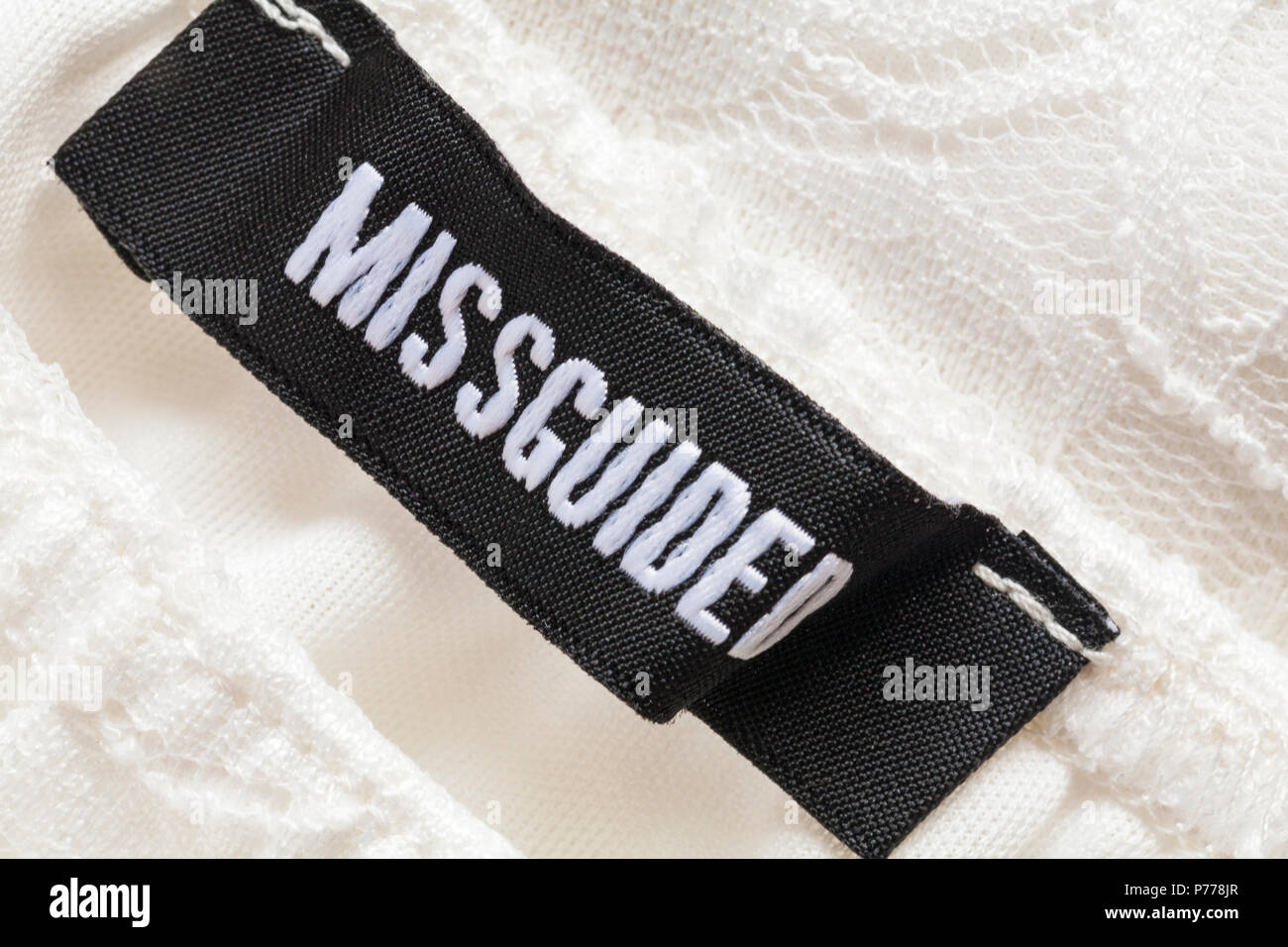 Etichetta Missguided nella donna di abbigliamento Foto stock - Alamy