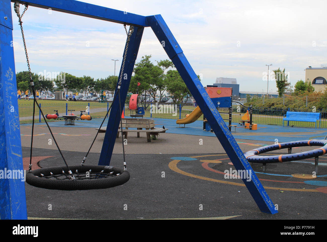 Dublino, Irlanda 26/6/2018. Parco giochi per bambini con altalene.slides etc momentaneamente vuota a Howth. Foto Stock