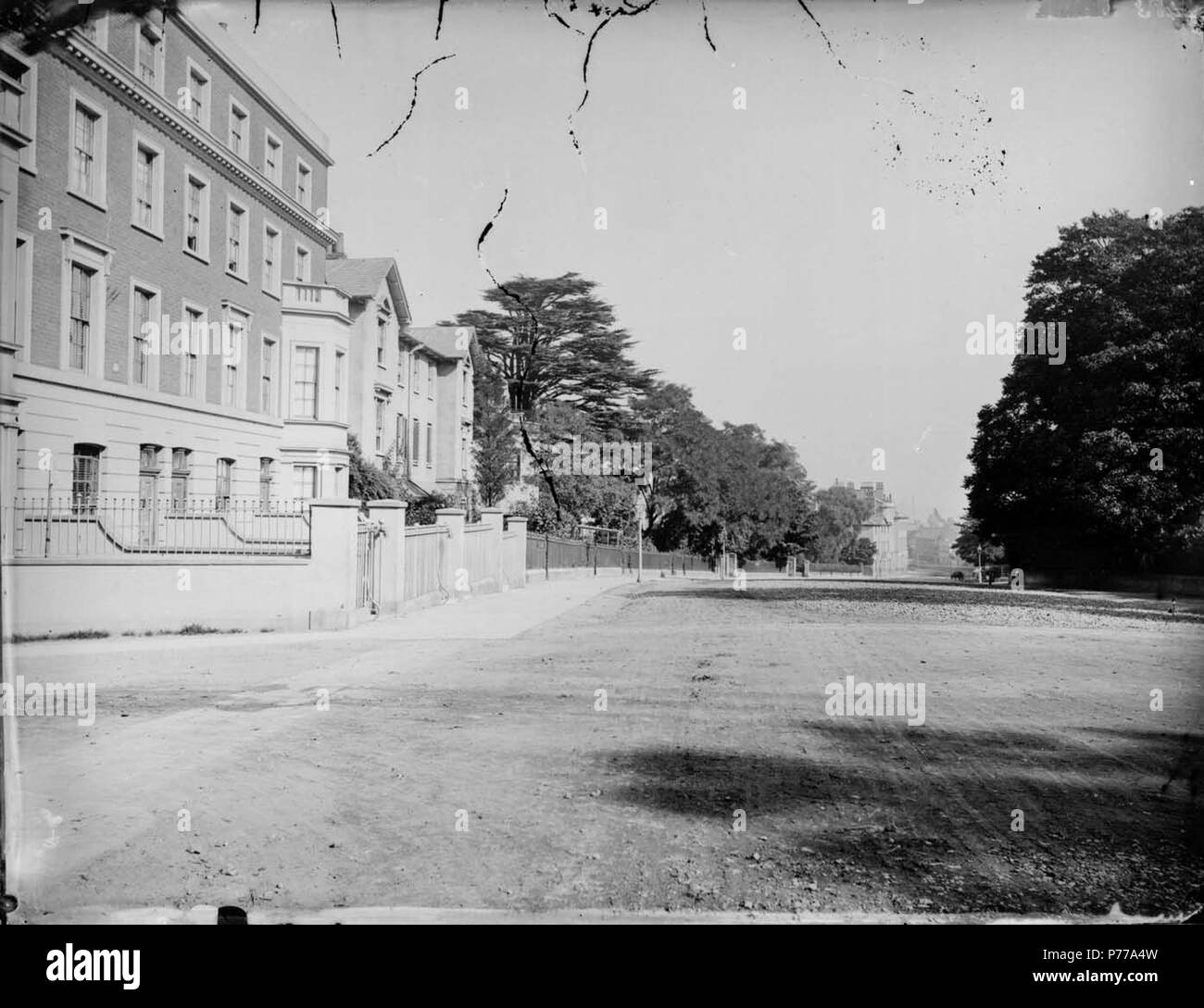 Inglese: Castle Hill, leggendo, guardando verso ovest, c. 1875. Sul lato nord, le seguenti case sono visibili: n. 174, 172, 168, 166, 164 e 162. 1870-1879 : vetro negativo di H. W. Taunt, la casella 22 n. 2483. 1875 15 Castle Hill, lettura, c. 1875 Foto Stock