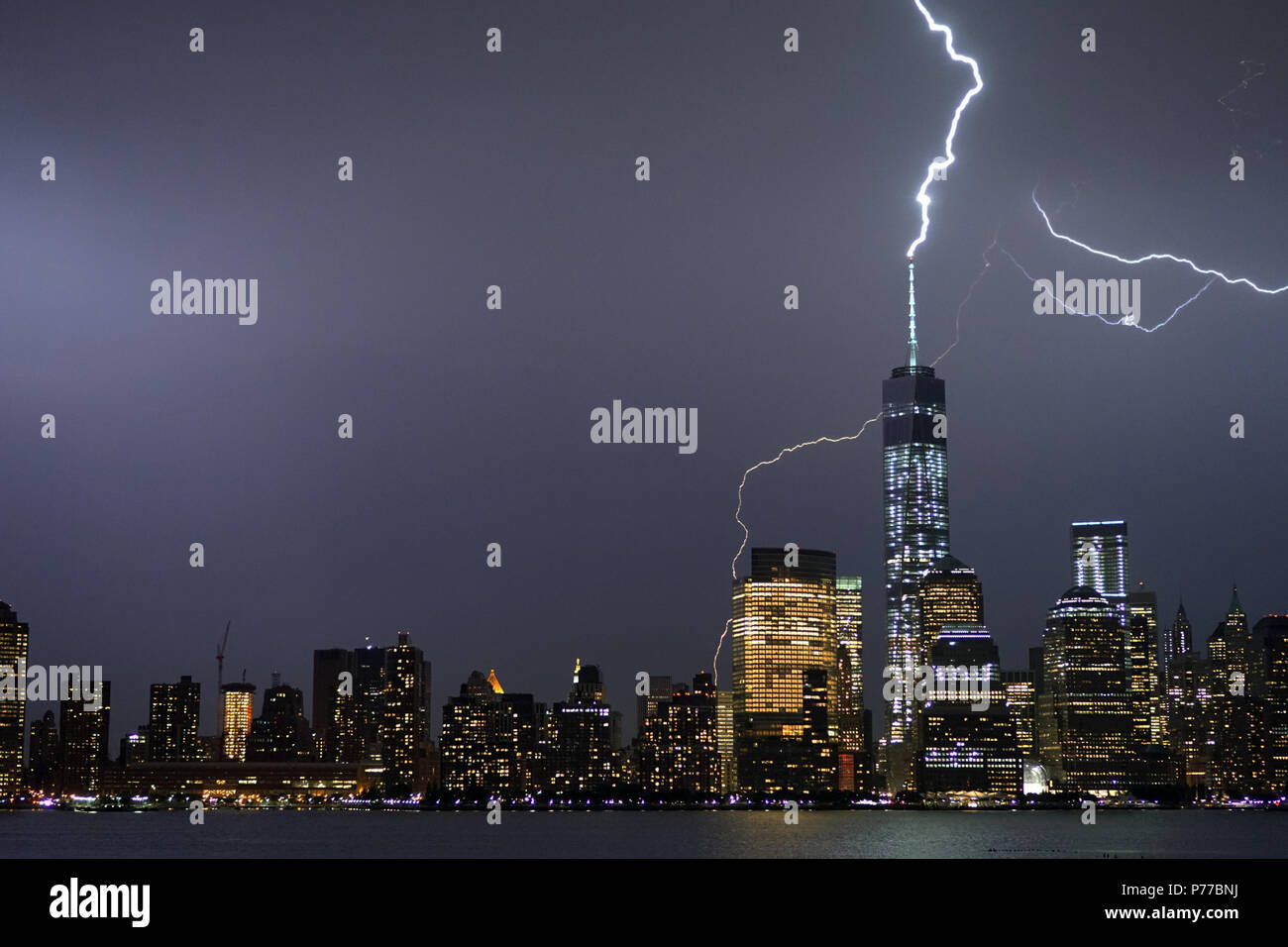 Fulmine colpisce la libertà Tower a New York Foto Stock