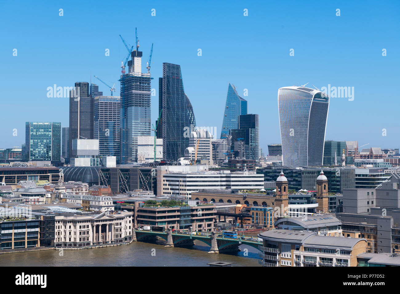 London City Cityscape moderni edifici landmark walkie talkie Gherkin bisturi Fiume Tamigi Southwark Bridge Cannon Street Station Vintners Hall Foto Stock