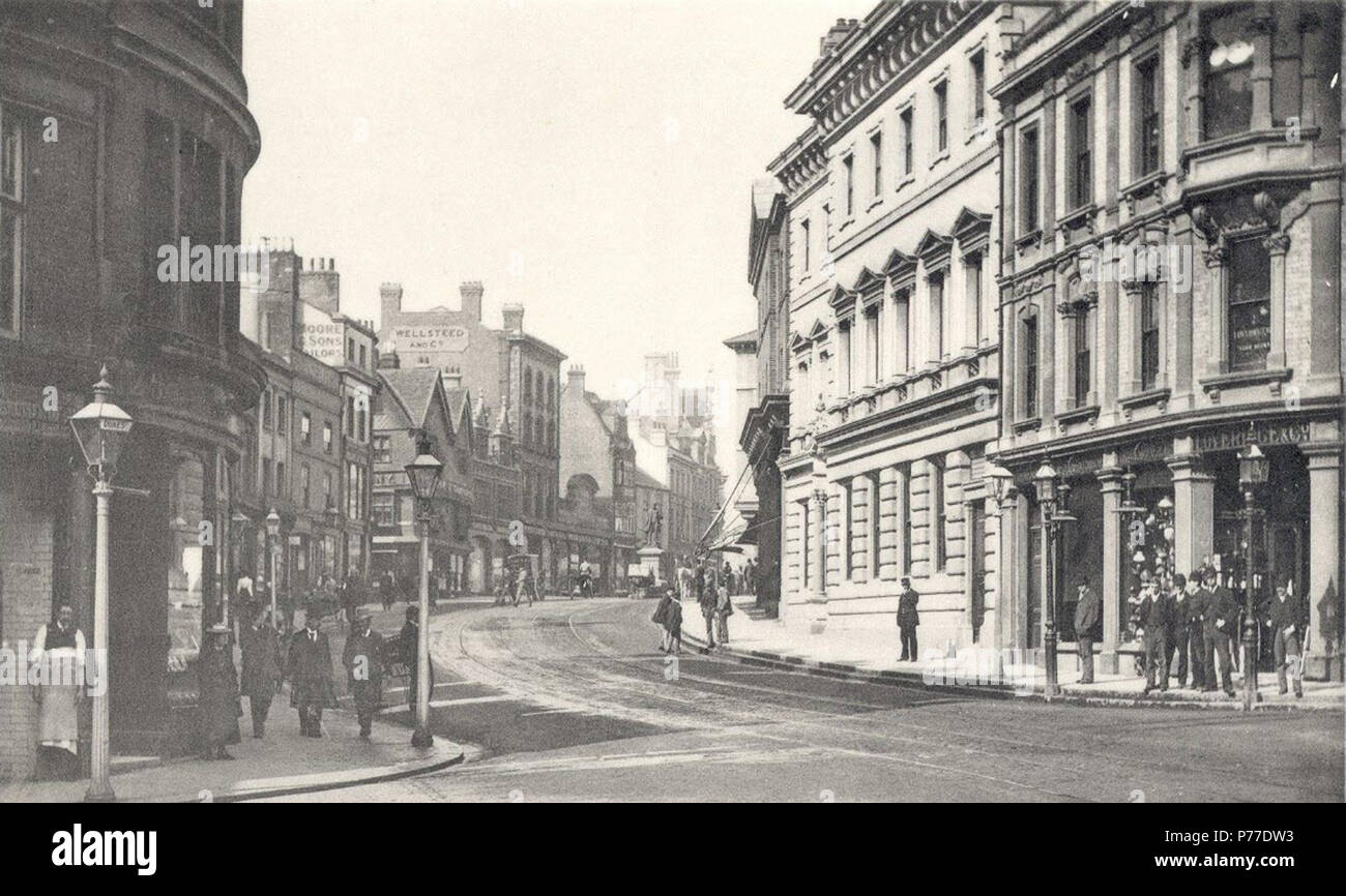 Inglese: King Street, Reading, guardando verso ovest, c. 1893. Sulla sinistra, parte del n. 25 (Botly e Lewis, gioiellerie); il segno al n. 9 (Edwin Moore e figli, sarti); l'angolo del Minster Street; n. 134 Broad Street (Hounslow and Company, negozio di generi alimentari); n. 127, 128, 129, 130, 131, e 132 Broad Street (Wellsteed, Figlio e società, trasportatori e ladies' outfitters). Sulla destra, n. 4 e 5 King Street (John e Charles Simonds e società, banchieri); n. 1 e 2 (Loveridge e società, ferramenta). Il gas-lampada a sinistra ha il nome della strada dipinta sul vetro della sua lanterna. 1890-1899 : po Foto Stock