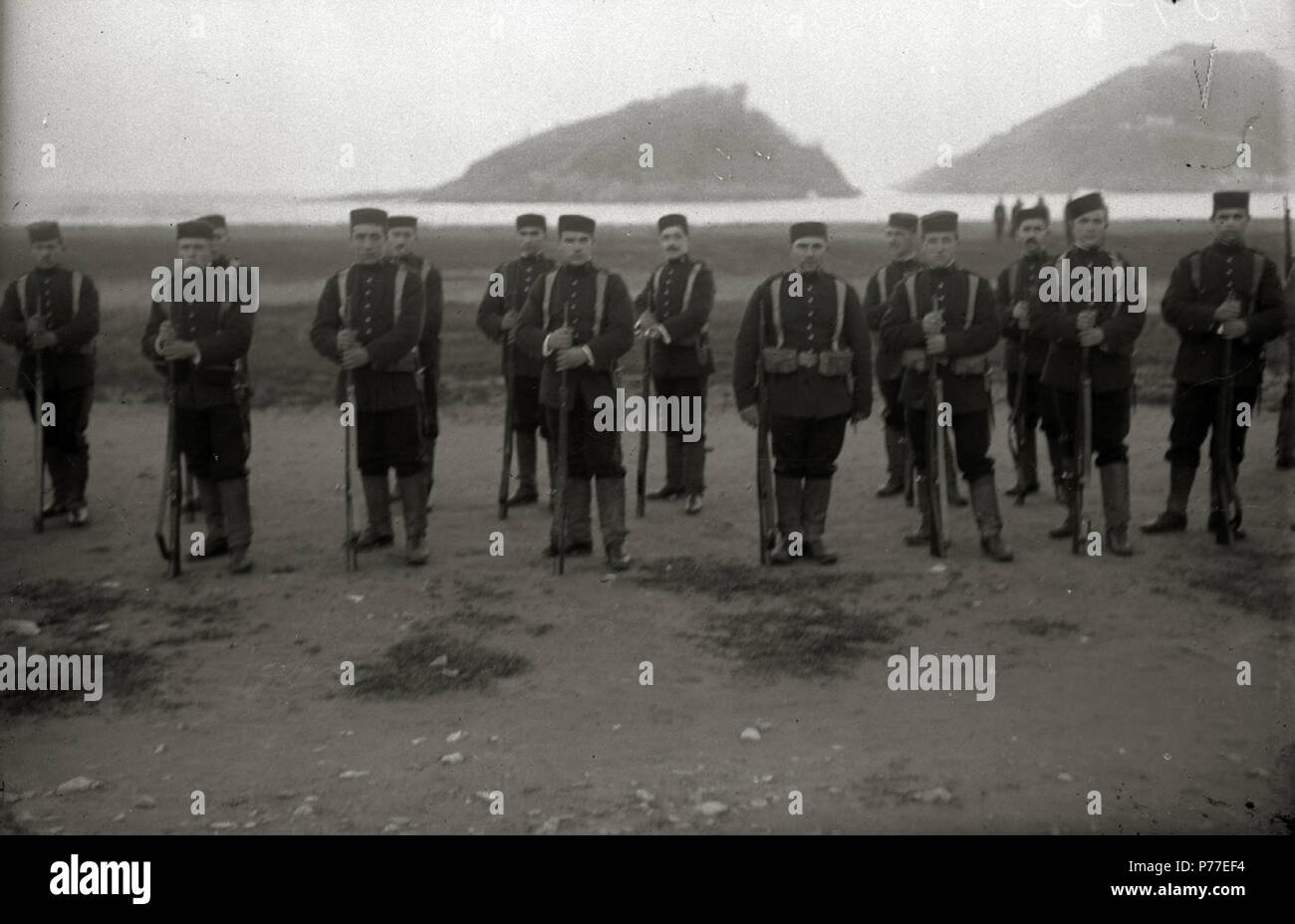 Español: Título originale: Maniobras militares en la playa de Ondarreta (3/6) Localización: San Sebastián (Guipúzcoa) . 1916 45 Maniobras militares en la playa de Ondarreta (3 de 6) - Fondo Car-Kutxa Fototeka Foto Stock