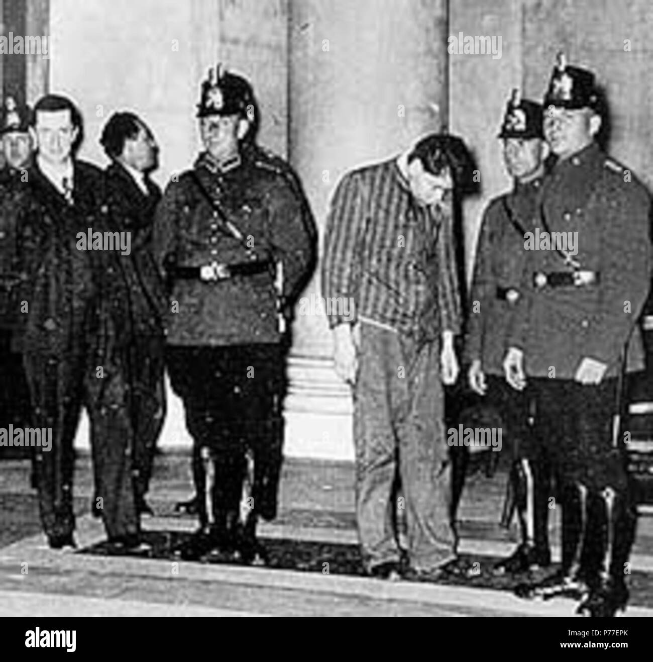 Inglese: Marinus van der Lubbe (1909-1934) con poliziotti tedeschi. Fotografia scattata dal fotografo sconosciuto, secondo l NRC-Handelsblad il 3 marzo 1933. 3 Marzo 1933 46 MarinusvanderLubbe4 Foto Stock